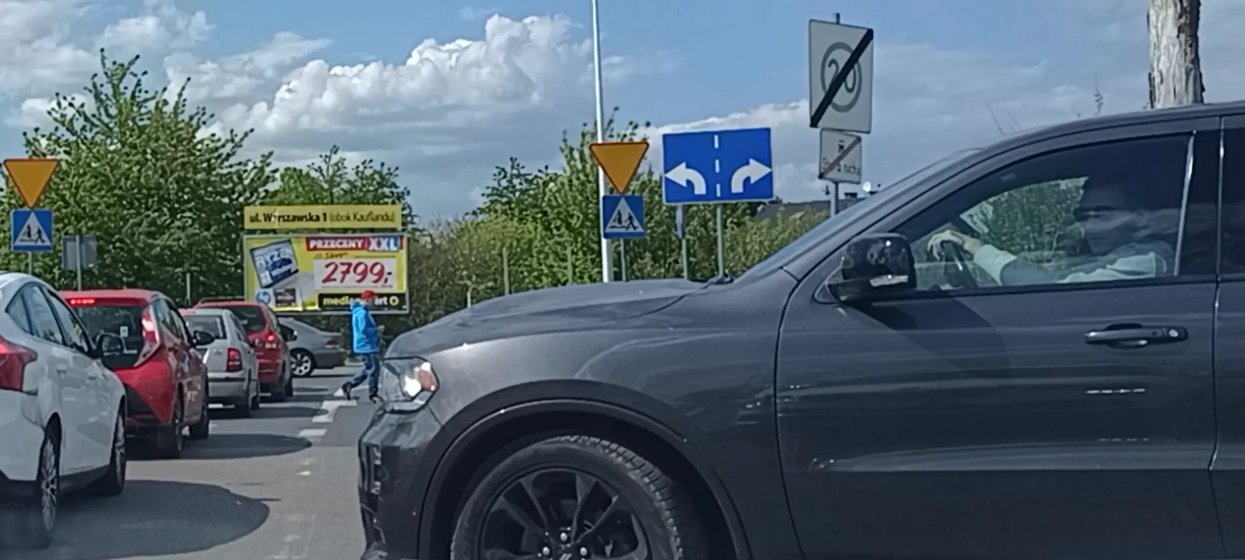 Wacek wjechał na skrzyżowanie i zablokował przejazd bo nie mógł  dalej zjechać. Potem Wacek bluzgał przez szybę a na koniec skręcił w prawo. ...ujek jeden.