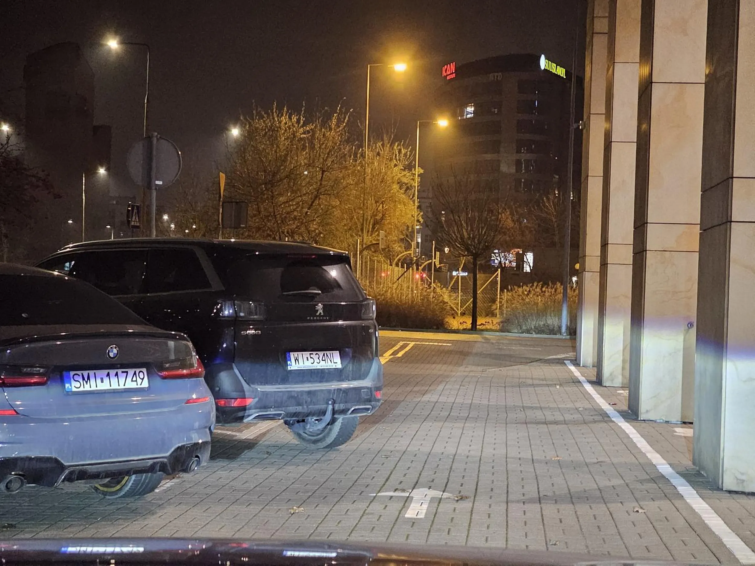 Zapraszam do ponowienia kursu na prawo jazdy w segmencie "Parkowanie" - blokuje przejazd z przodu ma masę miejsca