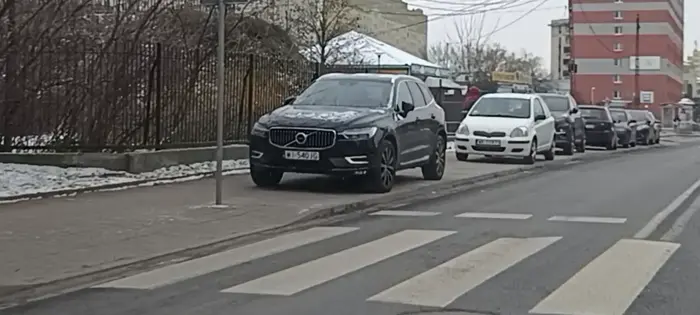 Parkowanie przy samym przejściu dla pieszych. Siadaj , Wacuś, pała!