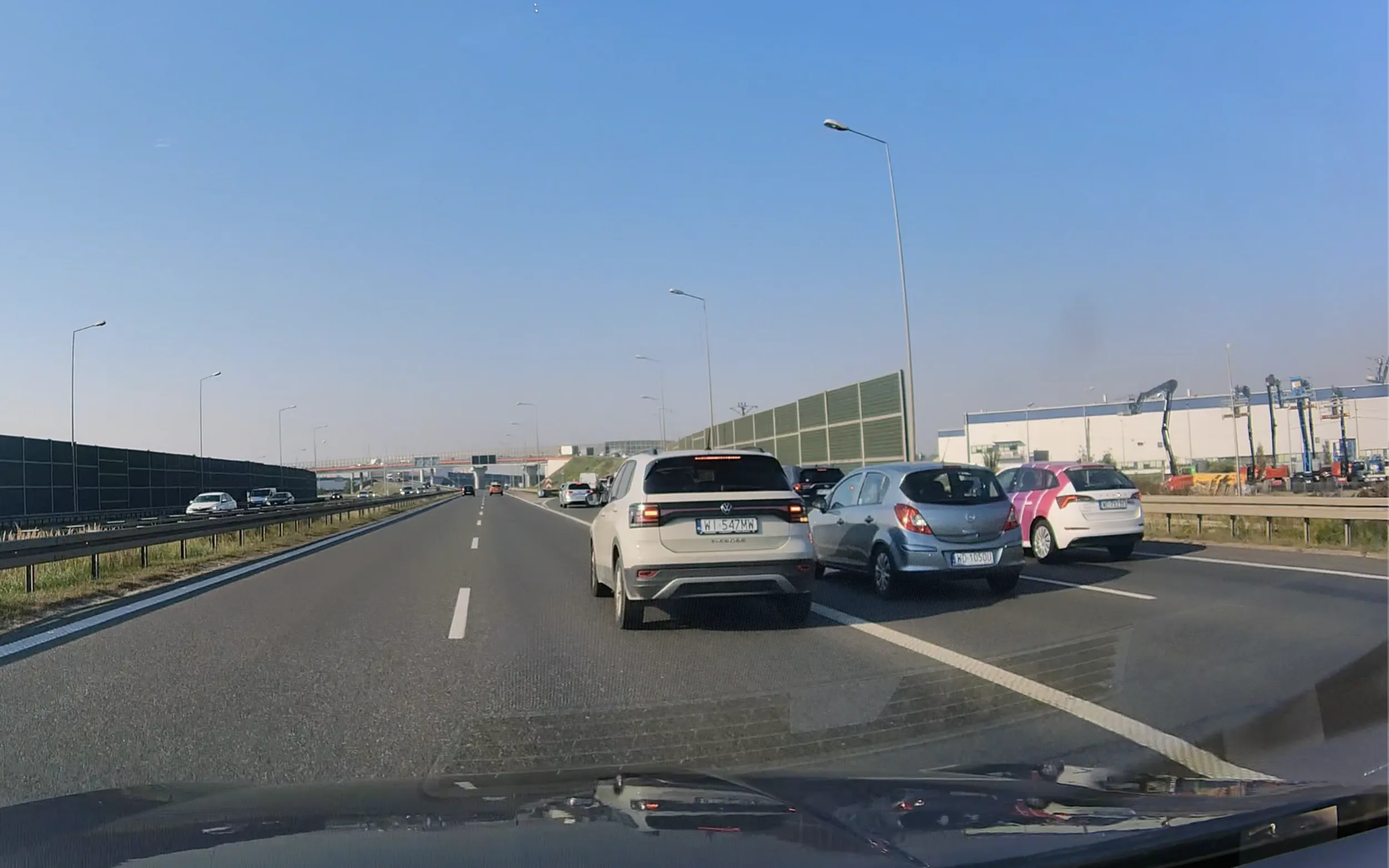 Wielmożny Pan strażnik ruchu drogowego i proszę ... jak zmienia pas przejeżdżając linię ciągłą pod koniec zjazdu, bo on musi skręcić w prawo to trzeba mu ustąpić i zatrzymując ruch etc. a ten zjazd zaczął się kilkanaście metrów wcześniej!!! Ale wielmożny Pan nie może stać do zjazdu jak reszta pospólstwa, on musi być przed innymi ...!