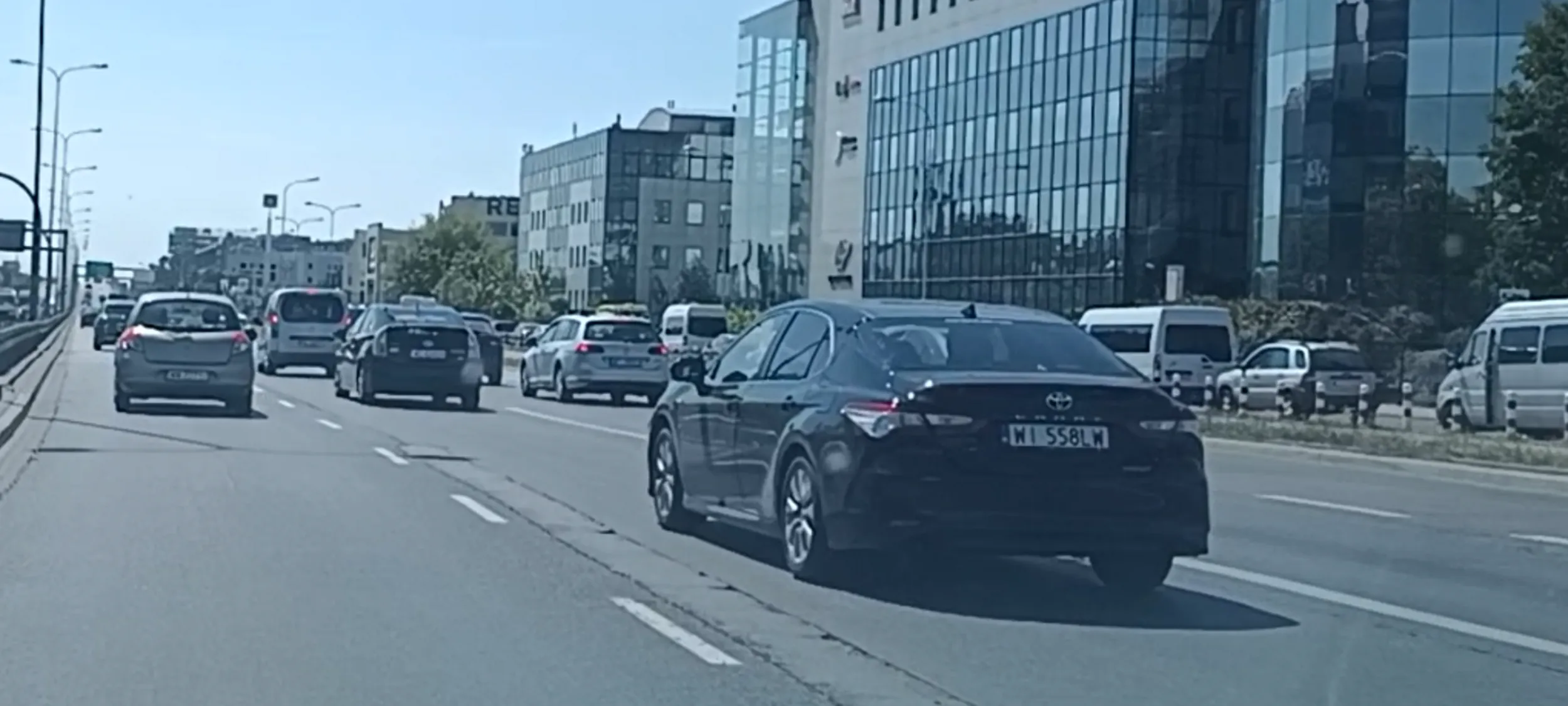 Bandyta drogowy przejeżdża przez linie ciągłą przy nielegalnej zmianie pasa ruchu.