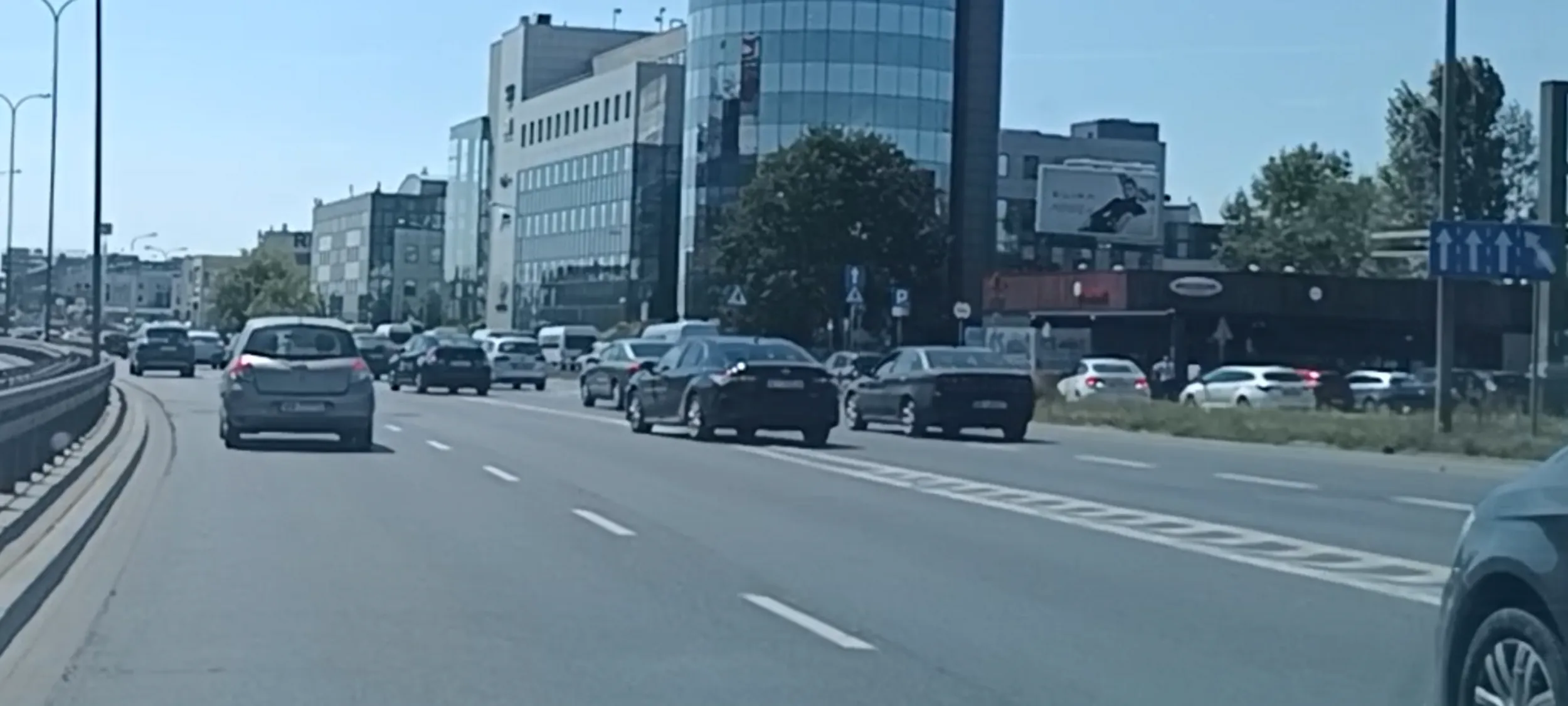 Bandyta drogowy przejeżdża przez linie ciągłą przy nielegalnej zmianie pasa ruchu.