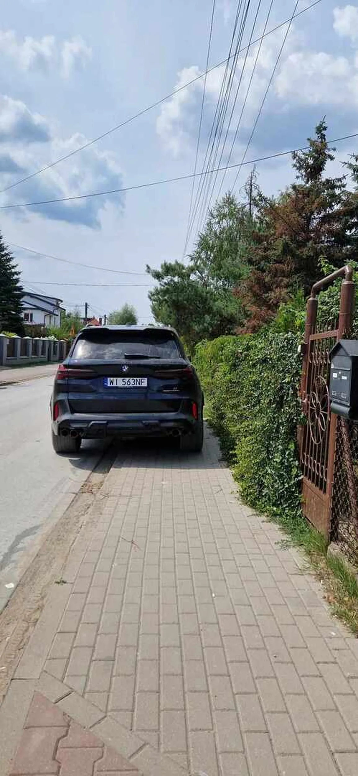 Co tu dużo pisać. Zablokowany cały chodnik. Już nie wspomnę że w ogóle te auto nie powinno stać na chodniku, ale gdyby zostawił by miejsce dla pieszych nie reagowałbym.