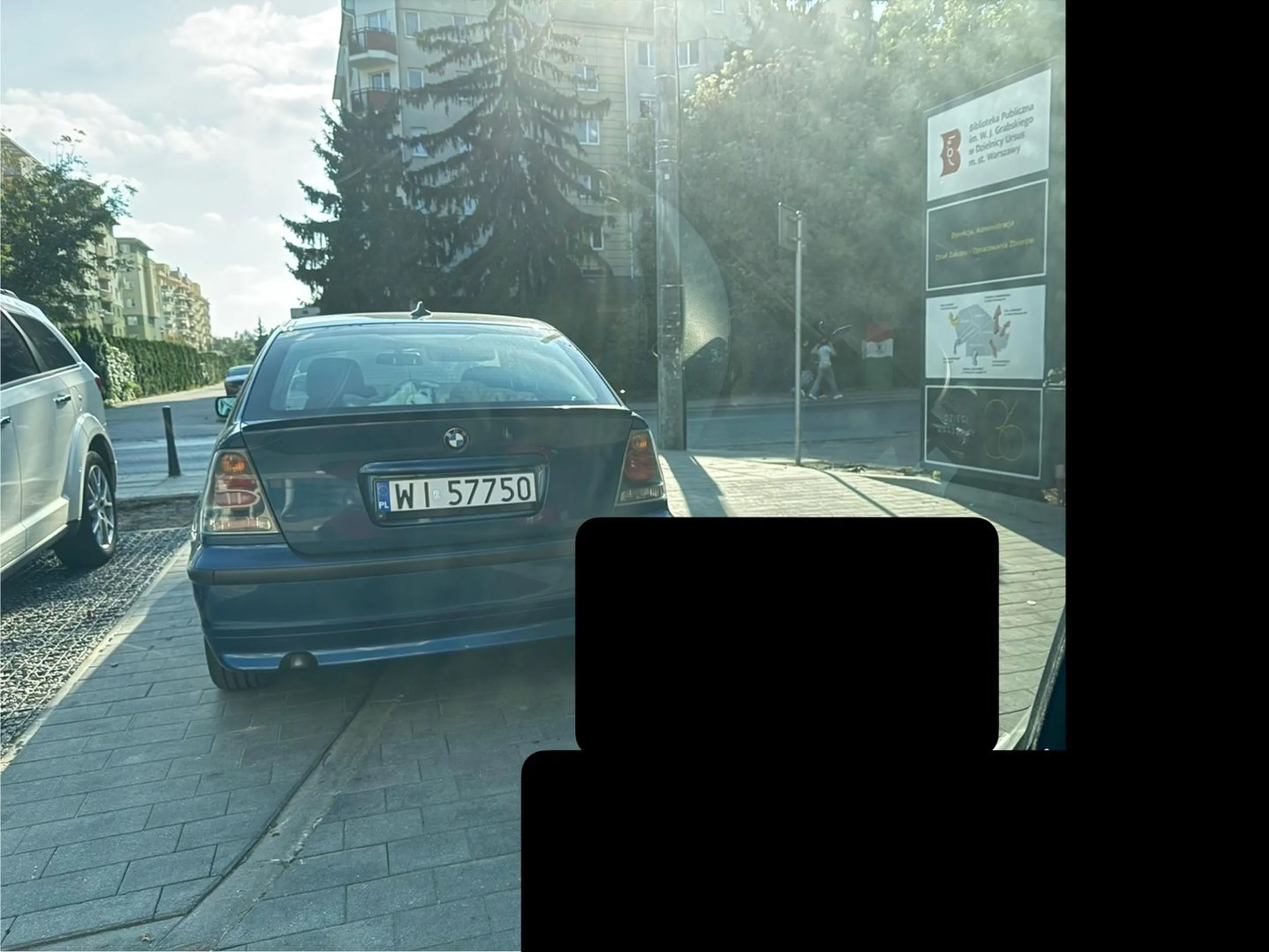 Mistrz parkowania poza miejscami do tego wyznaczonymi. Zablokował wyjazd ze sklepu.