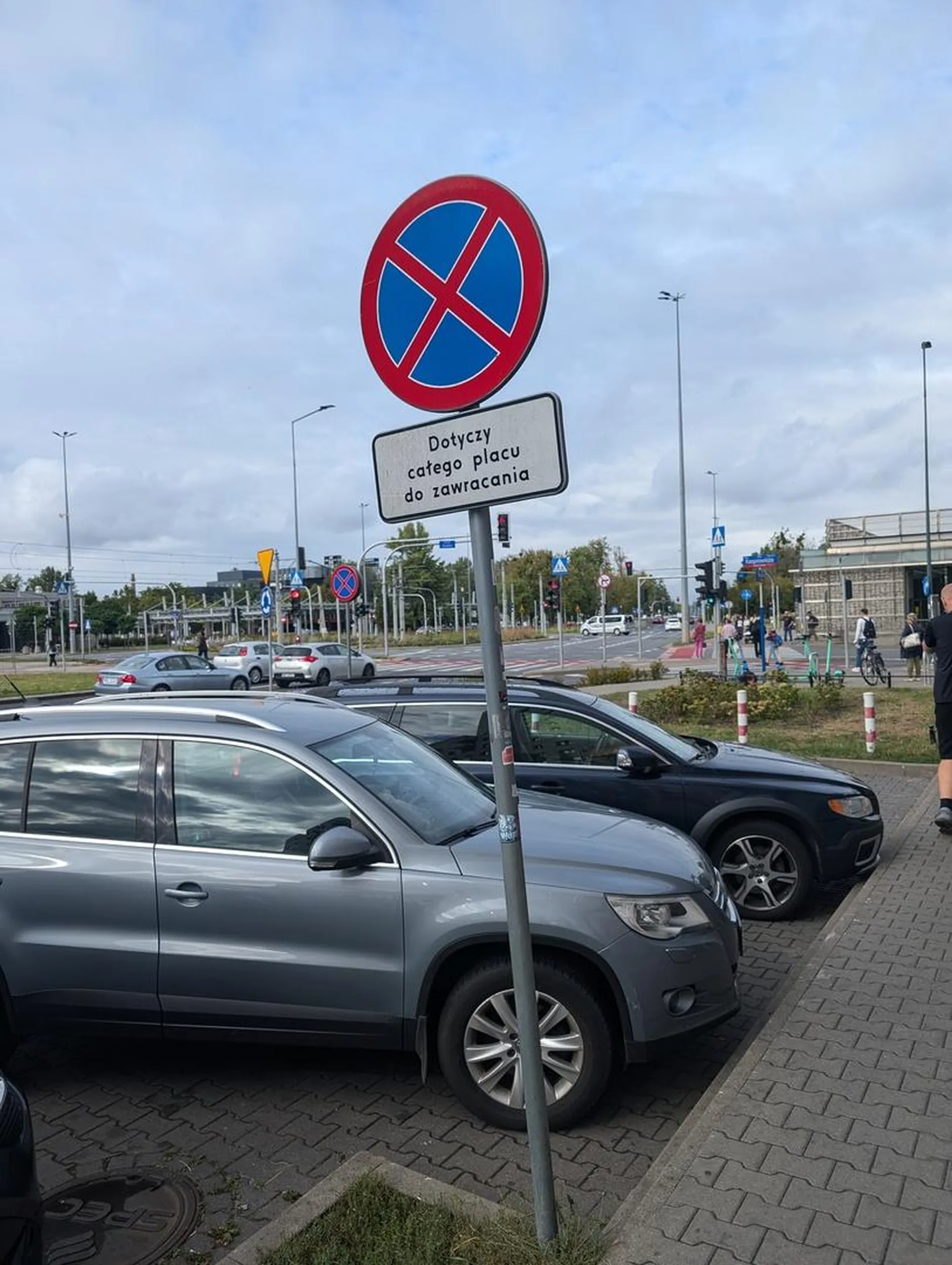 Parkuje na zakazie w specjalnie wyznaczonej zatoczce do zawracania