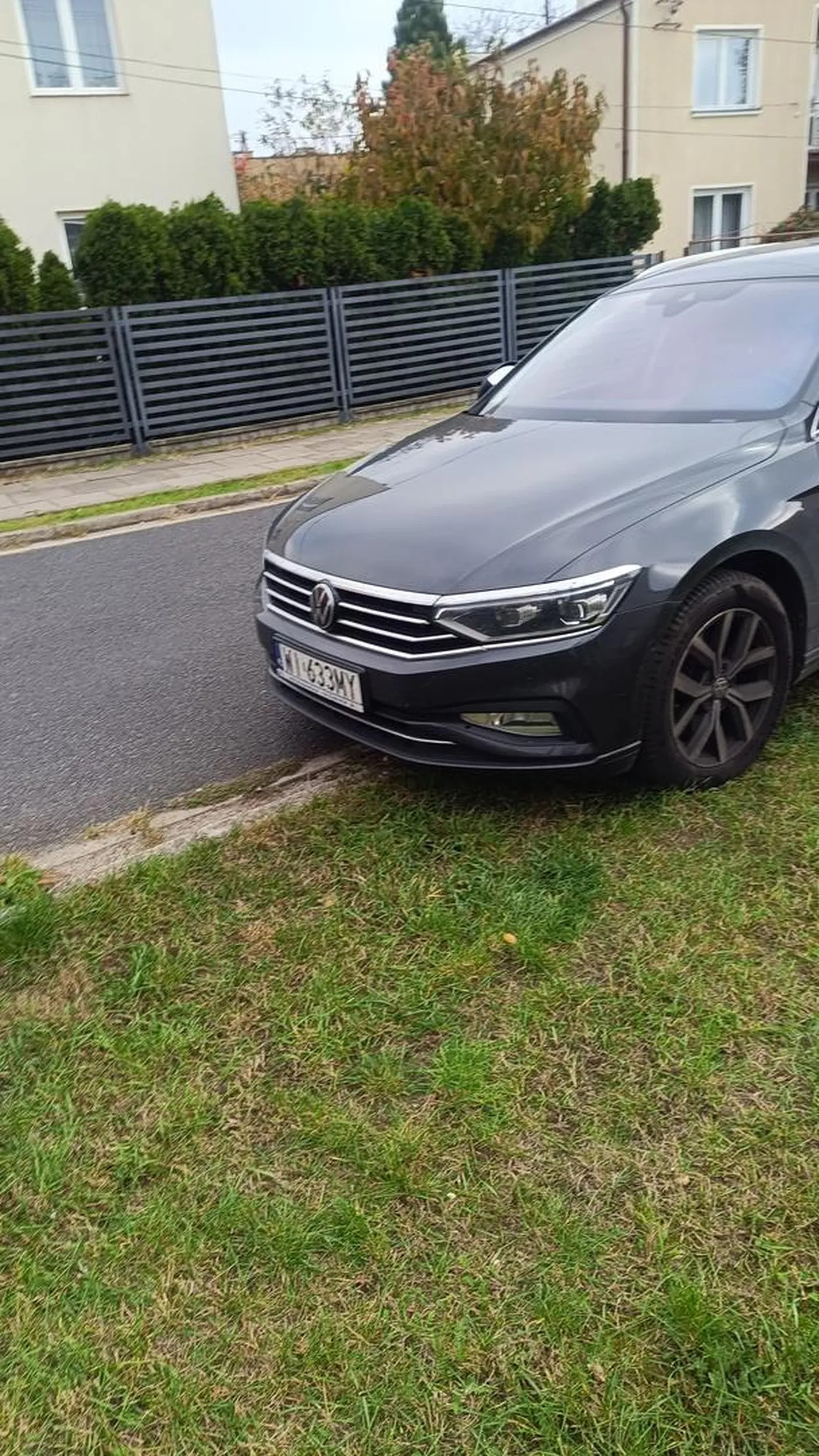 1 listopada zmieniam się w jebaną kurwę która staje na obcych terenach zielonych bo jak na kurwę przystało nie mam mózgu żeby znaleźć parking i sram obok kibla