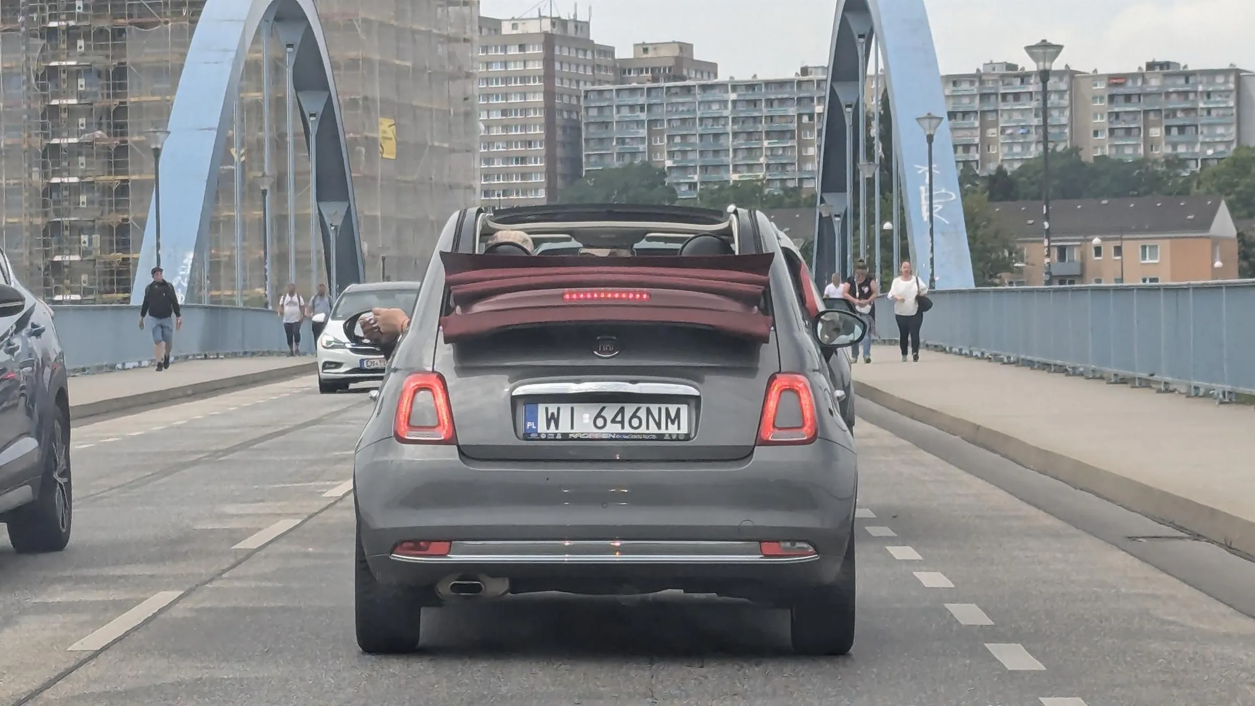 Jeździsz jak piz*a, śmiecisz petami. Żal.pl jak wjeżdżasz do DE. Idź być gdzie indziej koczkodanów !!