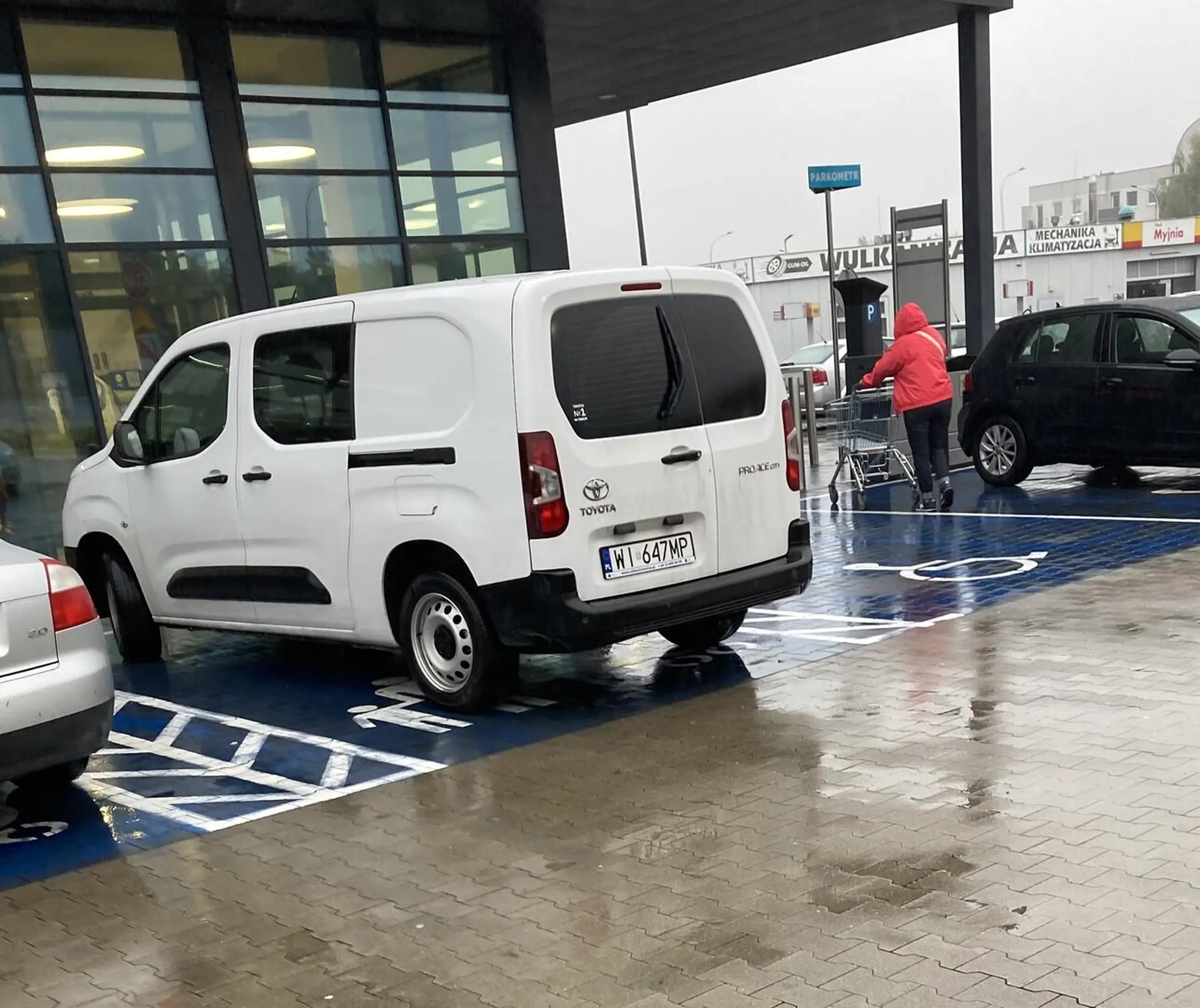 parówa idzie na zakupy zajmując miejsce dla rodzin z dziećmi