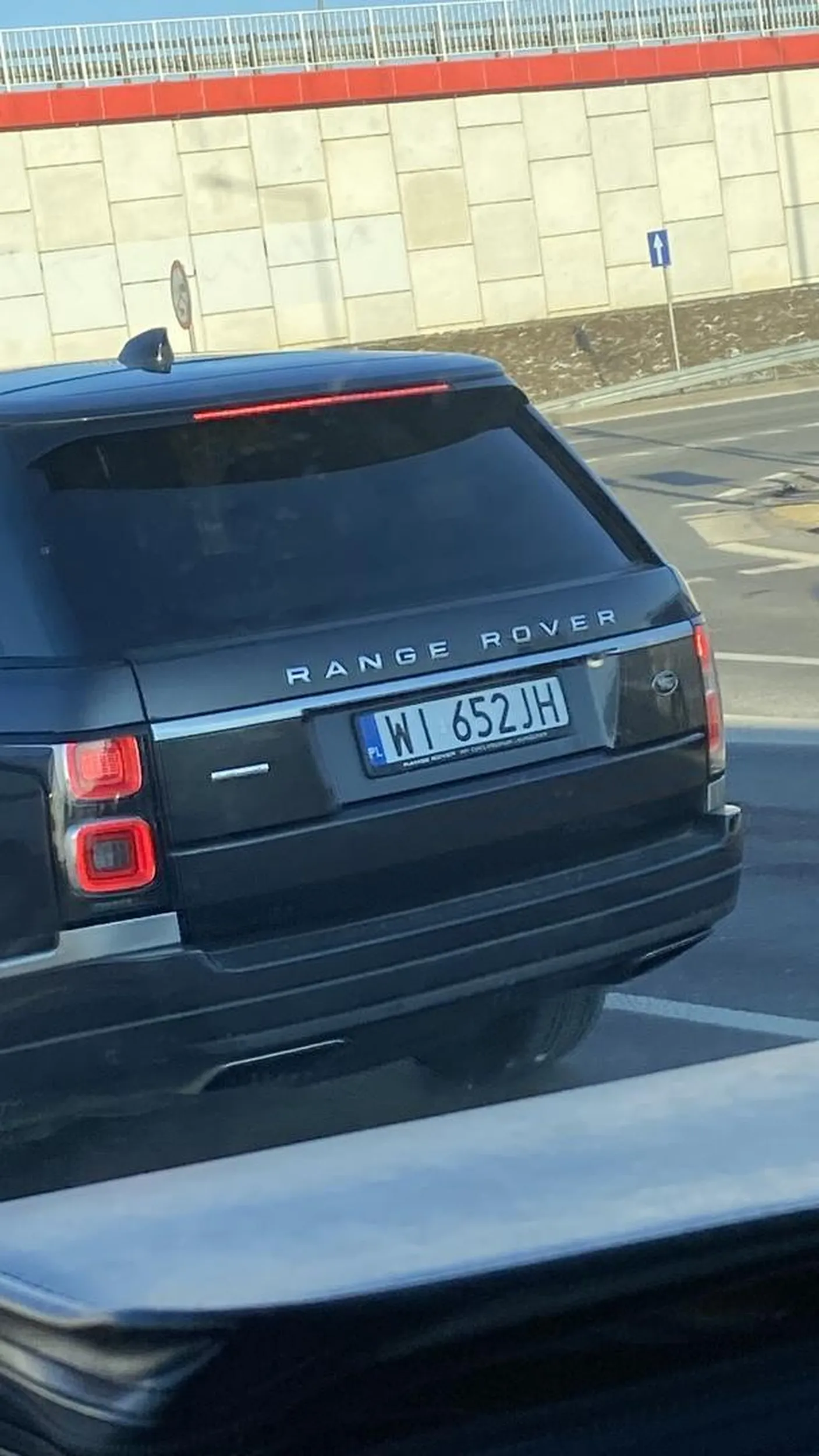 Tepa stara szmula, wyprzedza i wyhamowuje na prostej drodze nie wie co sie dzieje wkolo niej telefonik przy uchu