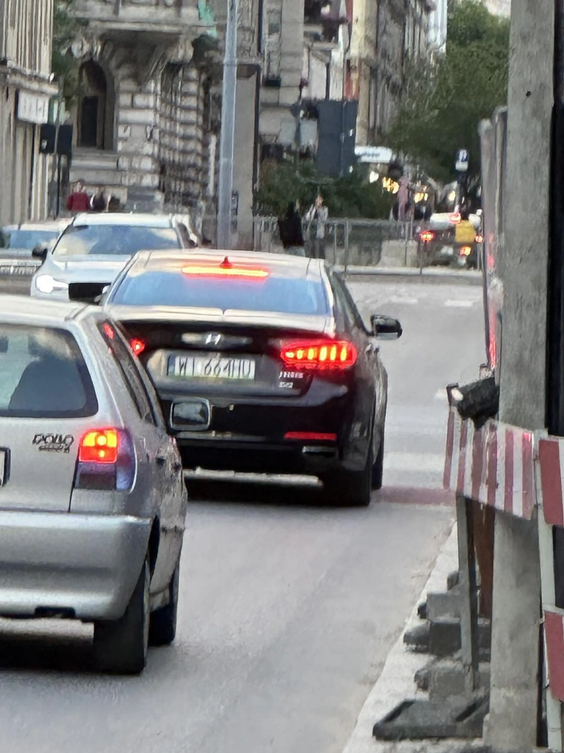 Pirat drogowy z rozklekotanego hyundaia umyślnie mnie prawie dzisiaj potrącił. Takim ludziom szczerze życzę rozbicia się na drzewie.