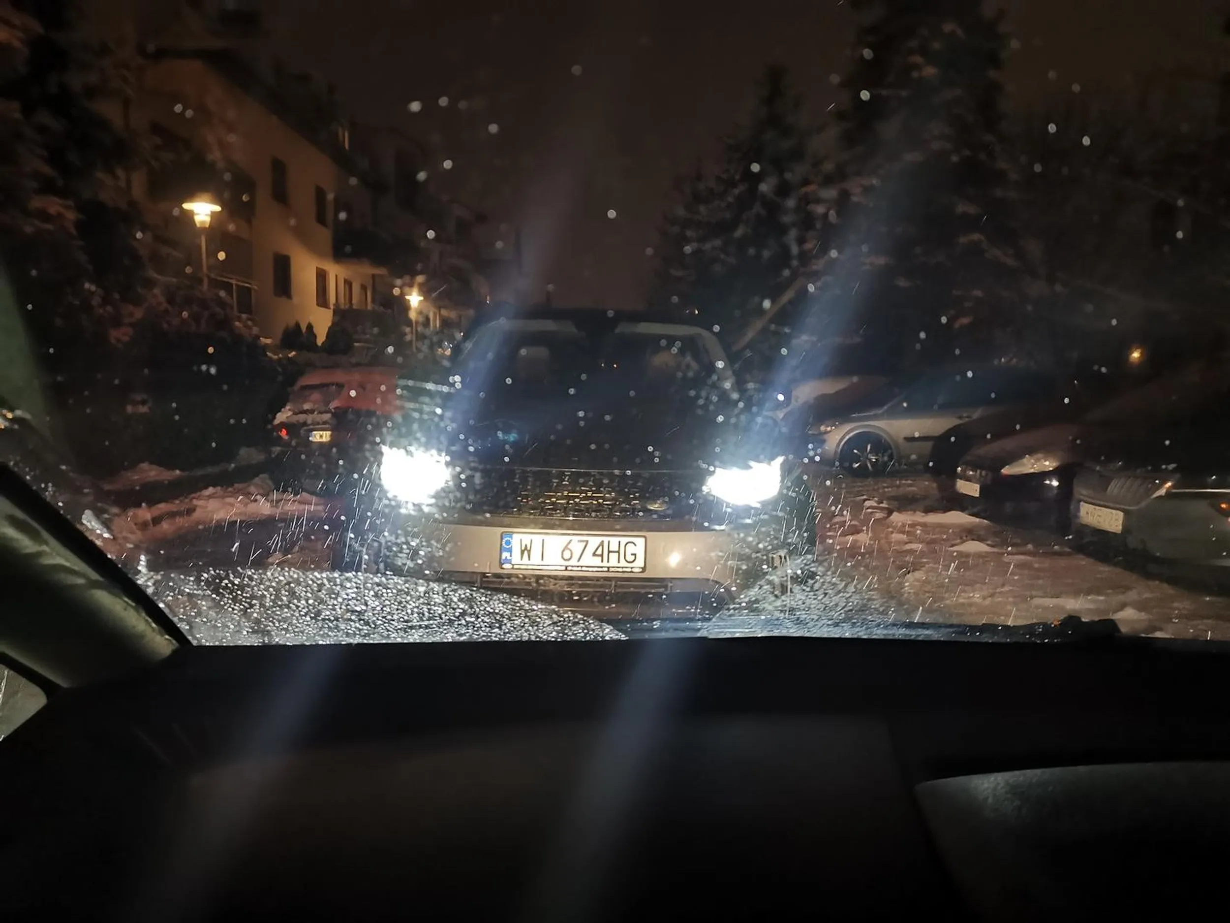 Wielce szanowny pan ma duze auto sluzbowe, ale chyba malego... wiec leczy kompleksy wymuszajsc pierwszenstwo przejazdu wjezdzajac na przeciwlegly pas i stajac bez ruchu udowadniajac swoje racje, czyli nieznajomosc przepisow. pogratulowac. WI674HG
