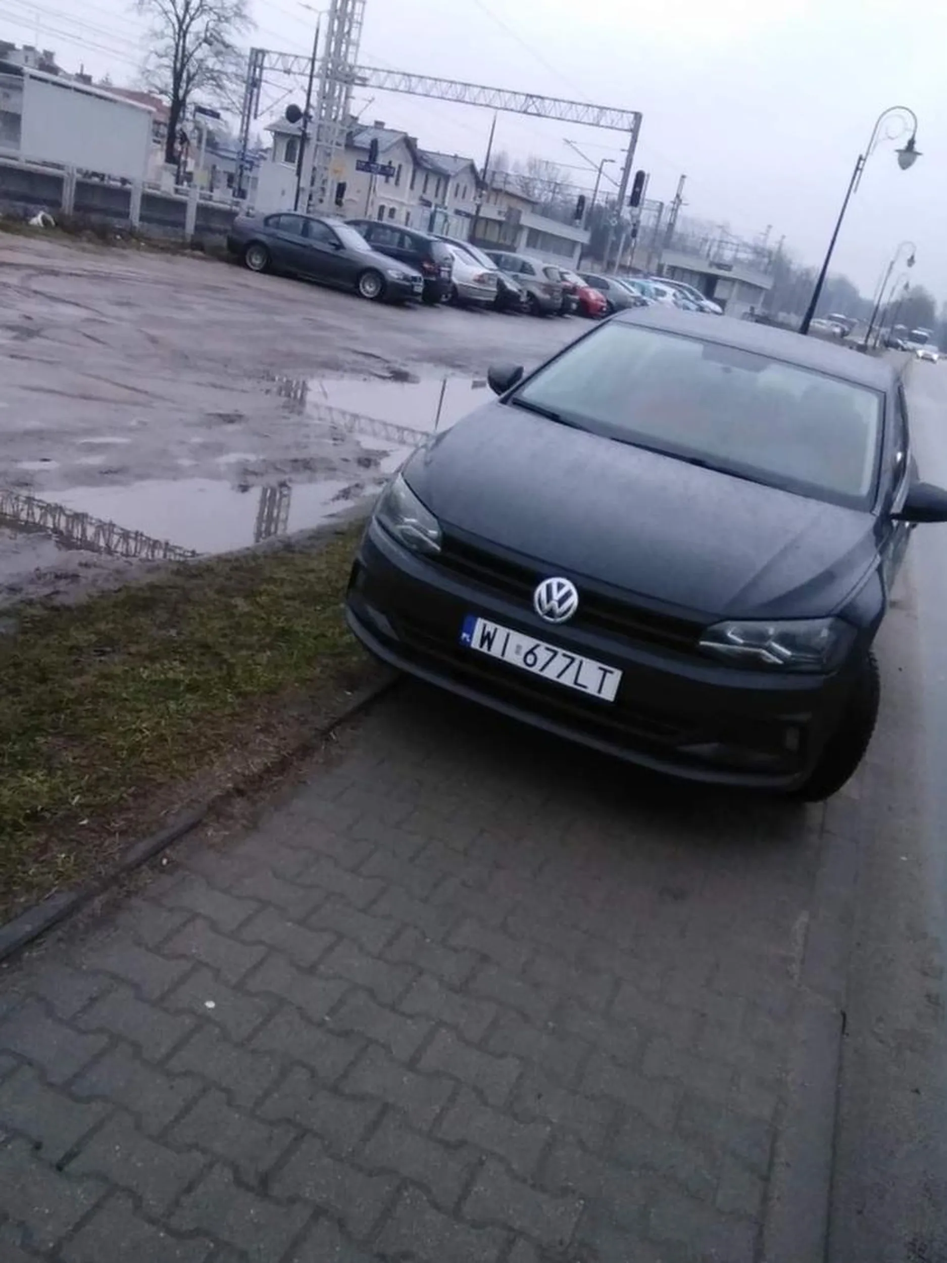 Osoba kierująca nie umie korzystać z wolnych miejsc parkingowych - prawdopodobnie w obawie przed pobudzeniem pantofelków.