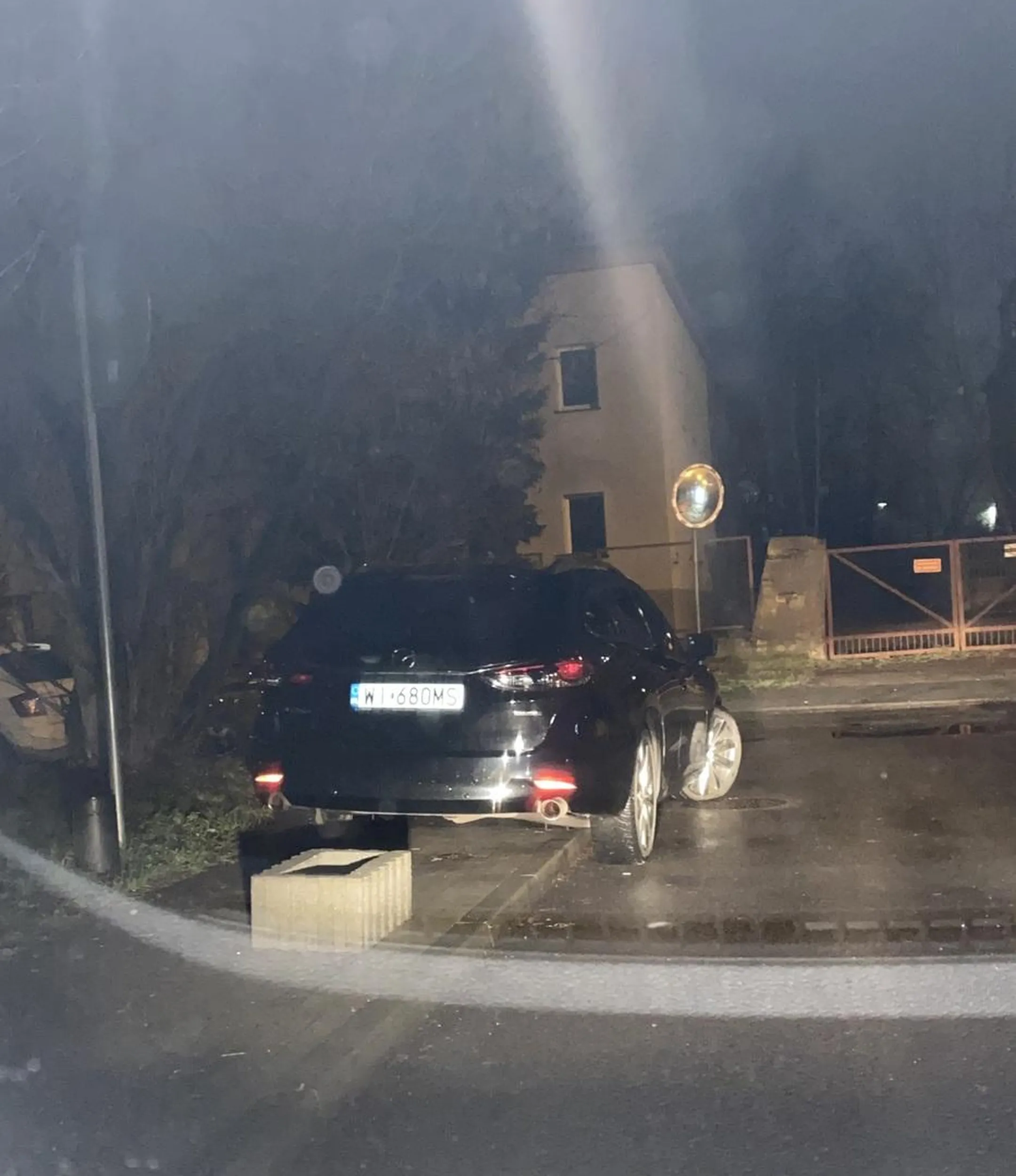 Nie pozdrawiam pana który zaparkował całym autem na chodniku, gdzie ludzie muszą go obchodzić ulica. Proszę nauczyć się znaków Strefa ruchu.