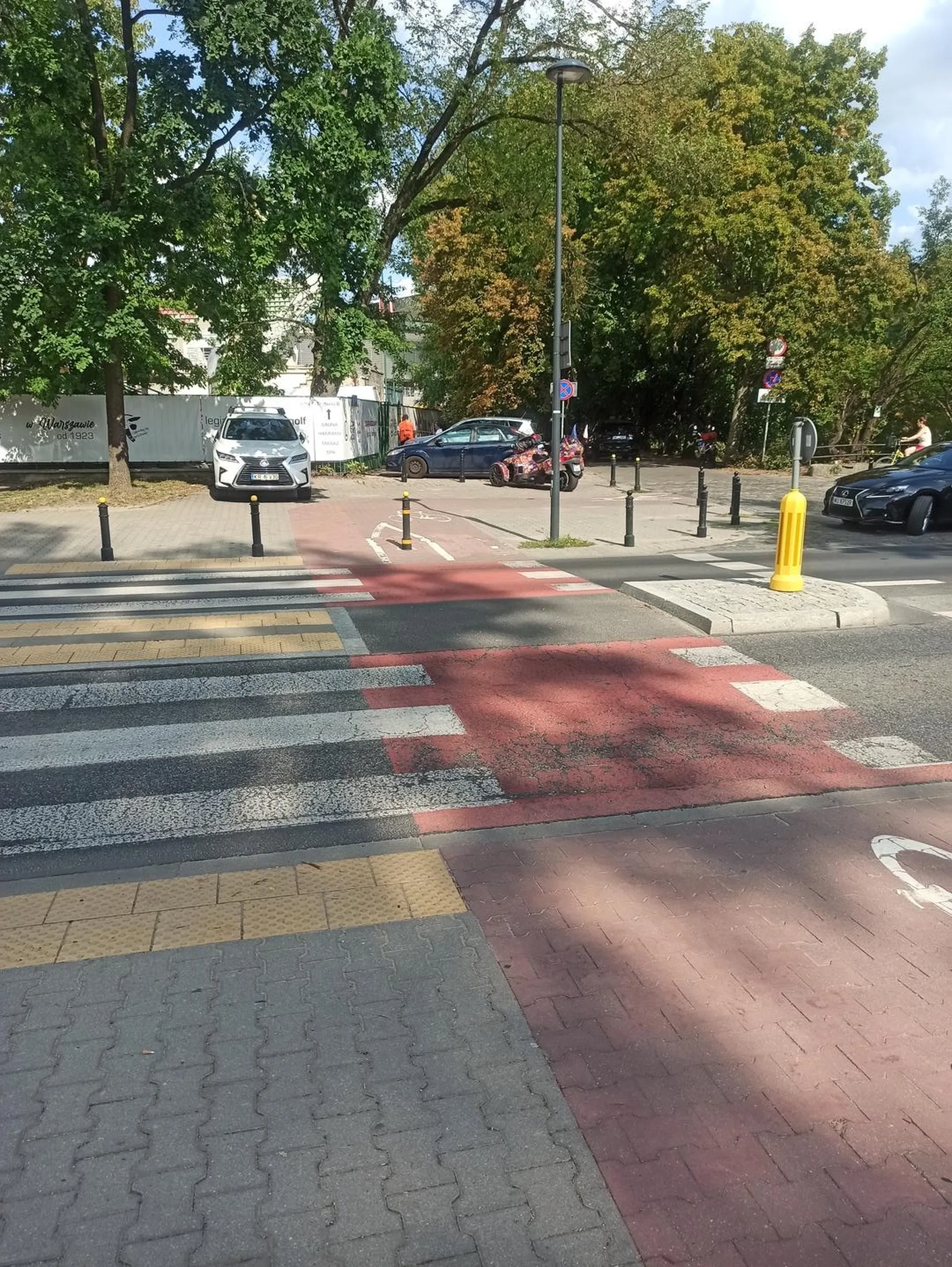 Pani kierująca pojazdem 26.07 o 15.40 chciała mnie przejechać na ścieżce rowerowej. Ja rozumiem pośpiech i możliwość zagapienia. Wyraz twarzy sugerował że szanowna Pani w ogóle nie czuje się winna, a wręcz przeciwnie.