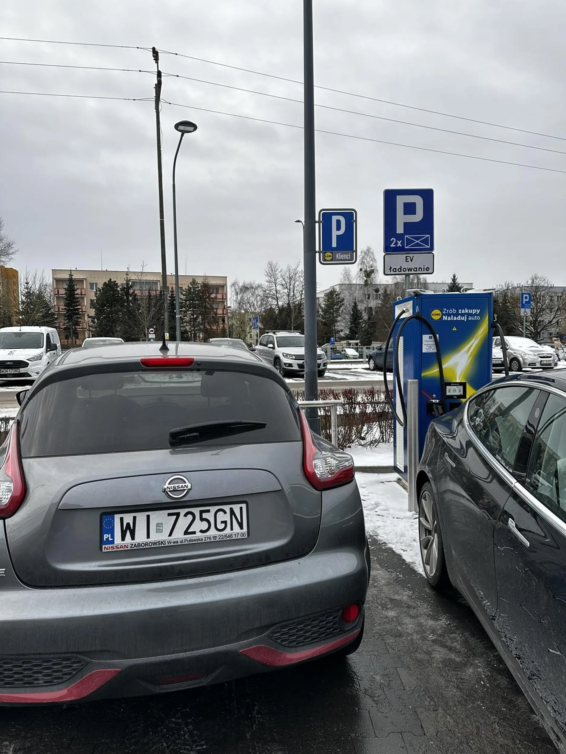 Blokowanie miejsca na ładowanie auta elektrycznego chamstwo i prostactwo Pani z auta chyba nie rozumie problemu nawet przepraszam nie było.