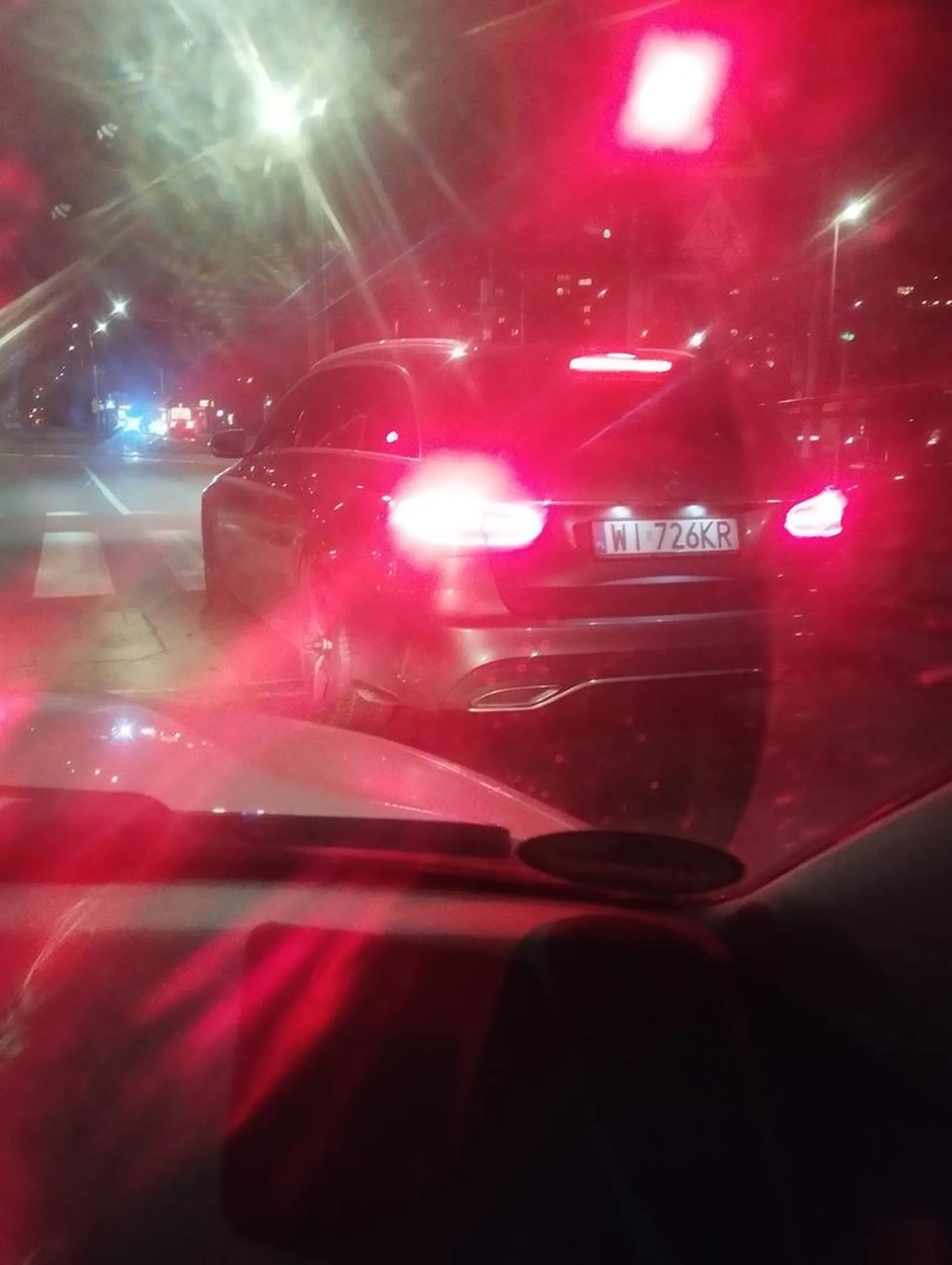 Koliga stoi na 2 pasach i jest z Warszawy (ma drogie auto więc ma wszystko w dupie). Następnym razem zatrzymaj się jeszcze na zebrze geniuszu.