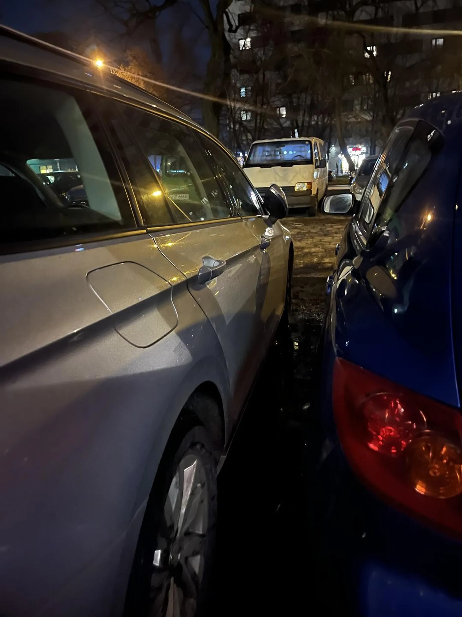 Nie potrafi parkować, burak zastawił drzwi od strony kierowcy