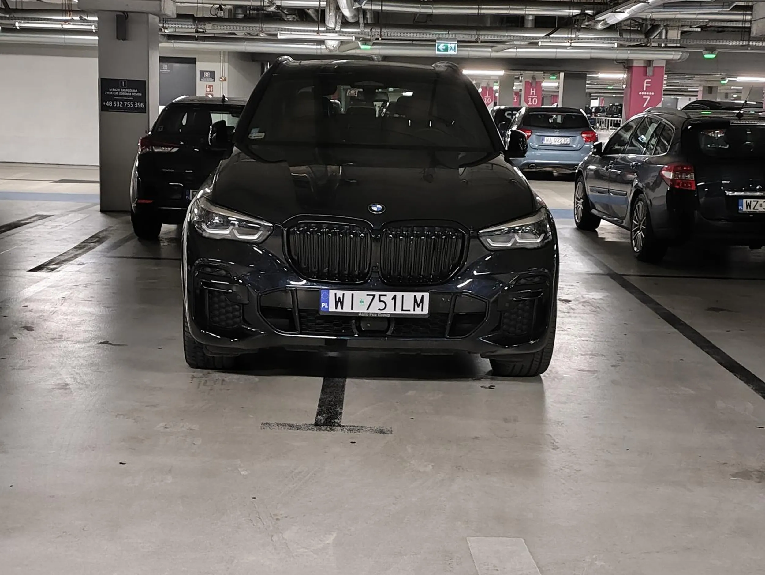 Jak widać na załączonym obrazku, temu Panu jedno miejsce do zaparkowania jest mało. Pewnie nikt nie jest też godzien stanąć blisko jego BMW