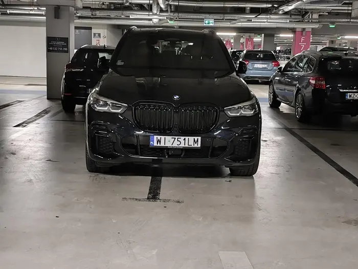 Jak widać na załączonym obrazku, temu Panu jedno miejsce do zaparkowania jest mało. Pewnie nikt nie jest też godzien stanąć blisko jego BMW