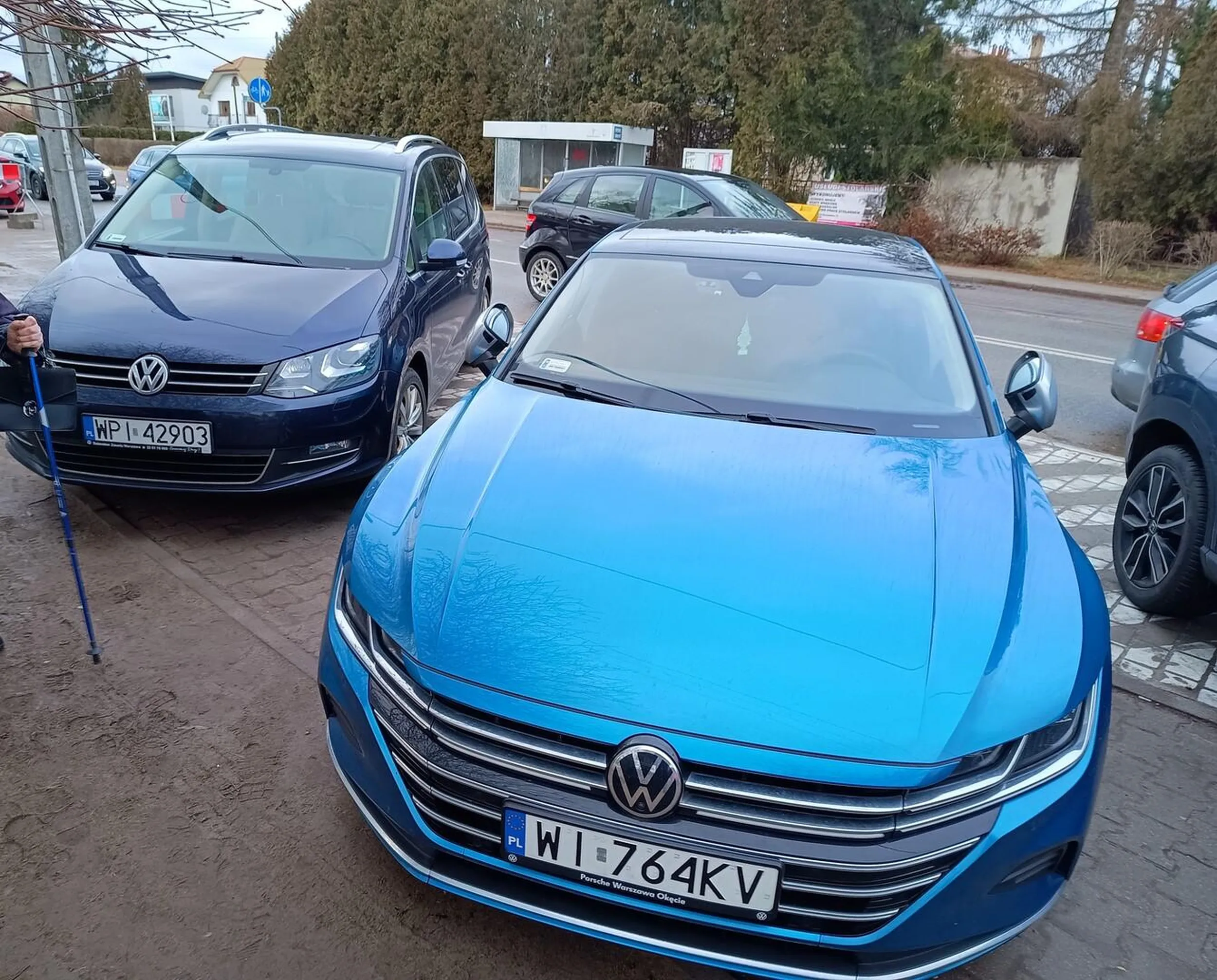 Przyjechałem z Warszawy, to chyba mam prawo parkować na całym chodniku, co nie? A miejscowi niech sobie chodzą po błocie. Tym bardziej, że miejscowi kierowcy też mają pieszych w... (zob. VW obok)