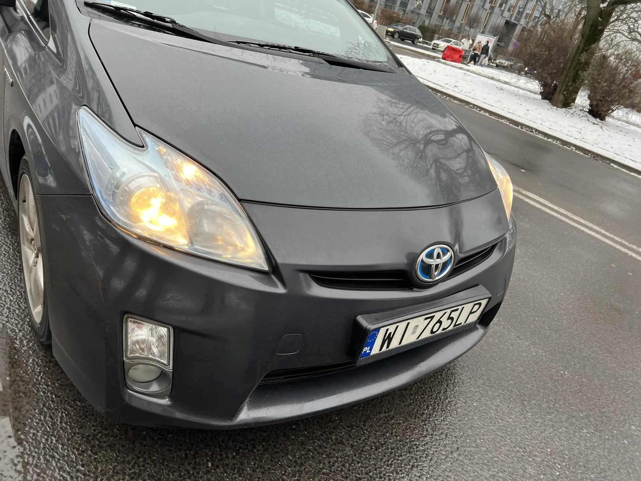 Ten kierowca zachował się niewłaściwie, zgadzam się z komentarzem, że jest chory psychicznie. Proszę o usunięcie go ze stanowiska, obraził mnie jako pieszego, czekałem na kolegę, pokazał mi środkowy palec i obrzucił mnie obelgami, choć grzecznie poprosiłem, żeby ruszył dalej