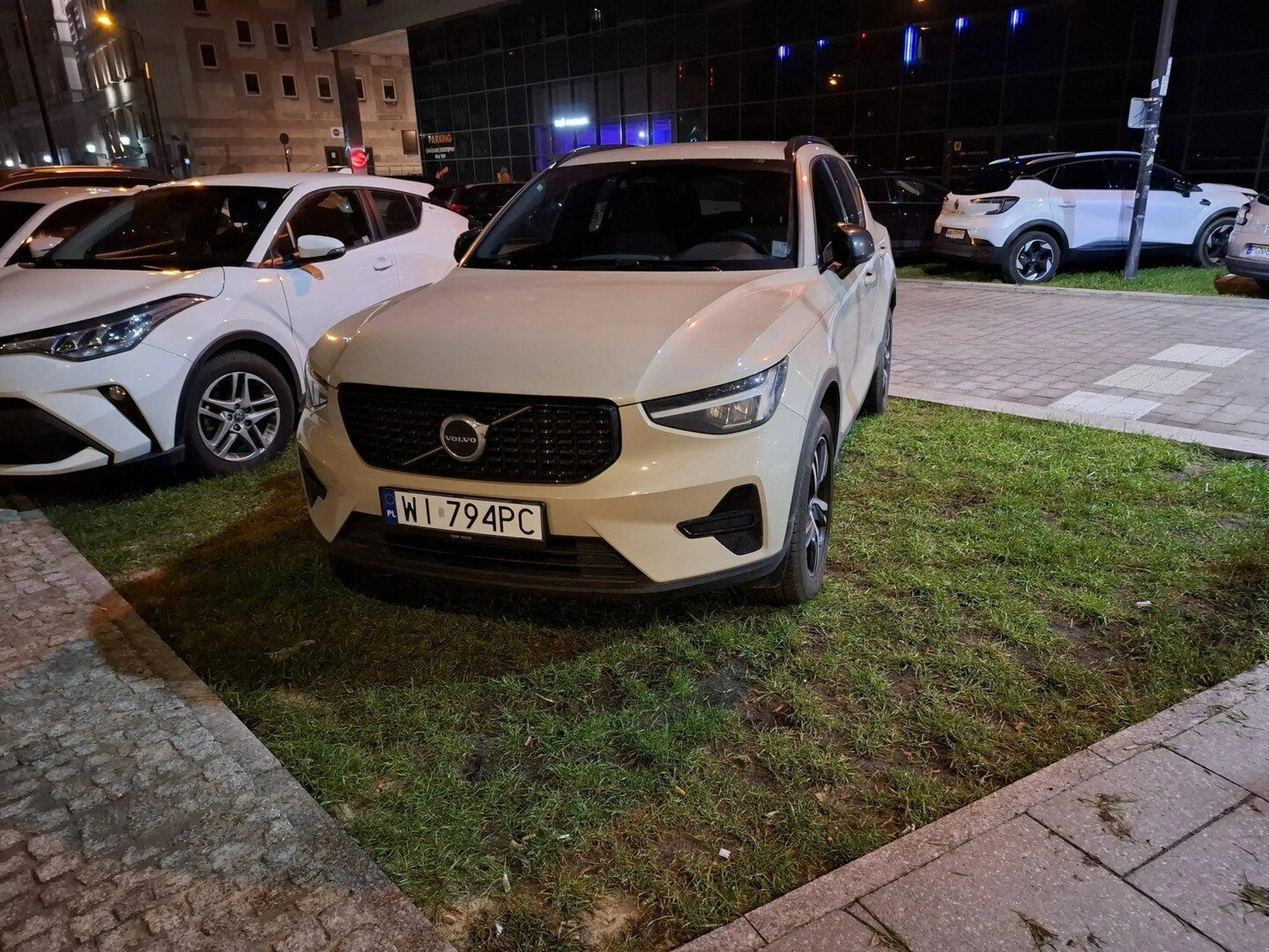 Brawo za parkowanie na nowej trawie buraku... Typowy kierowca Volvo, do Bmw już niewiele brakuje bezmózgu.
