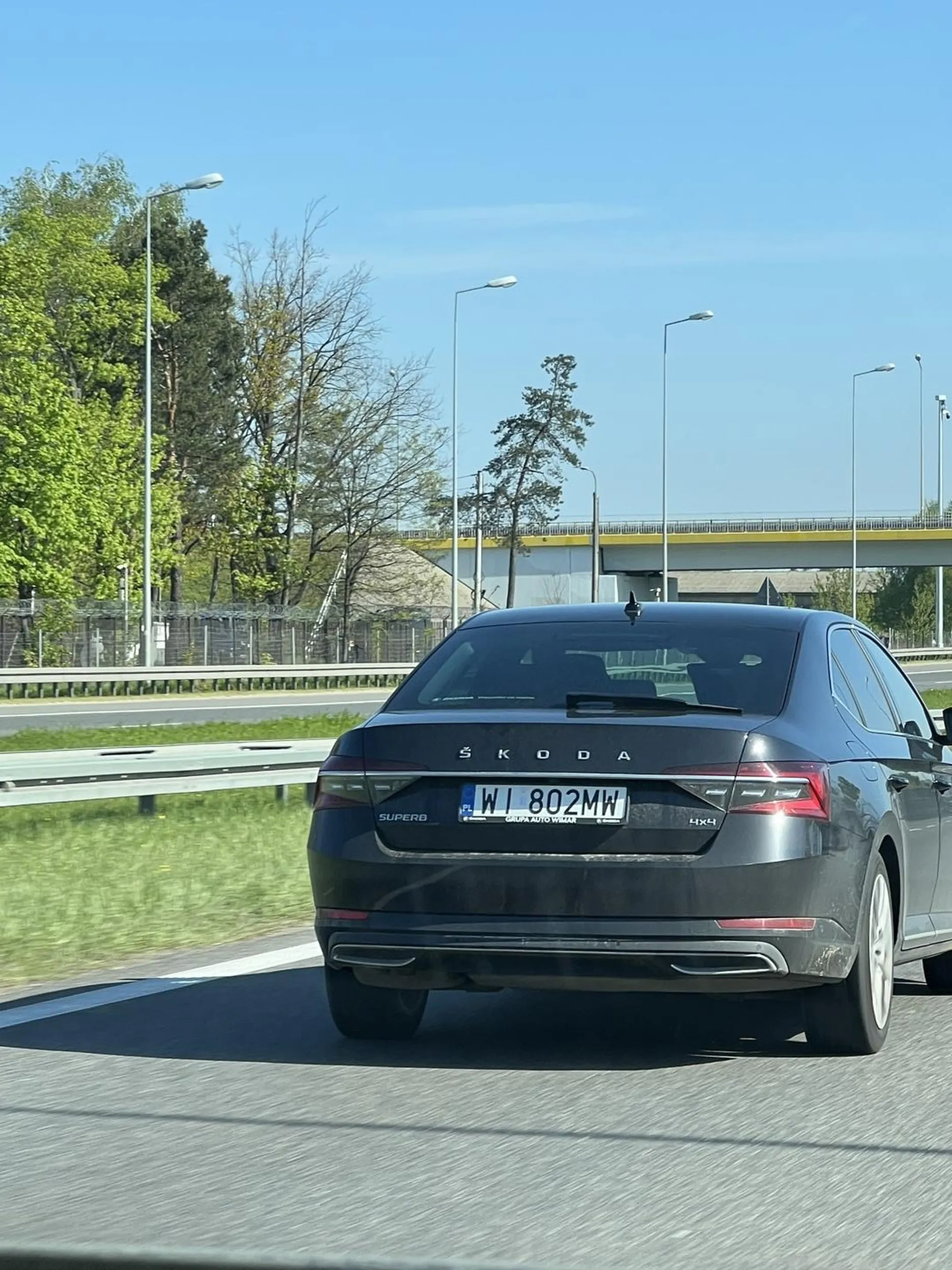 Pani kierowca jedzie na autostradzie lewym pasem z prędkością 120km/h przy wolnym prawym pasie. Nie zjeżdża mimo próśb i blokuje zupełnie prawy pas. Dramat, zagrożenie dla ruchu, należałby się mandat, a dla Pani nauka jazdy od nowa :)