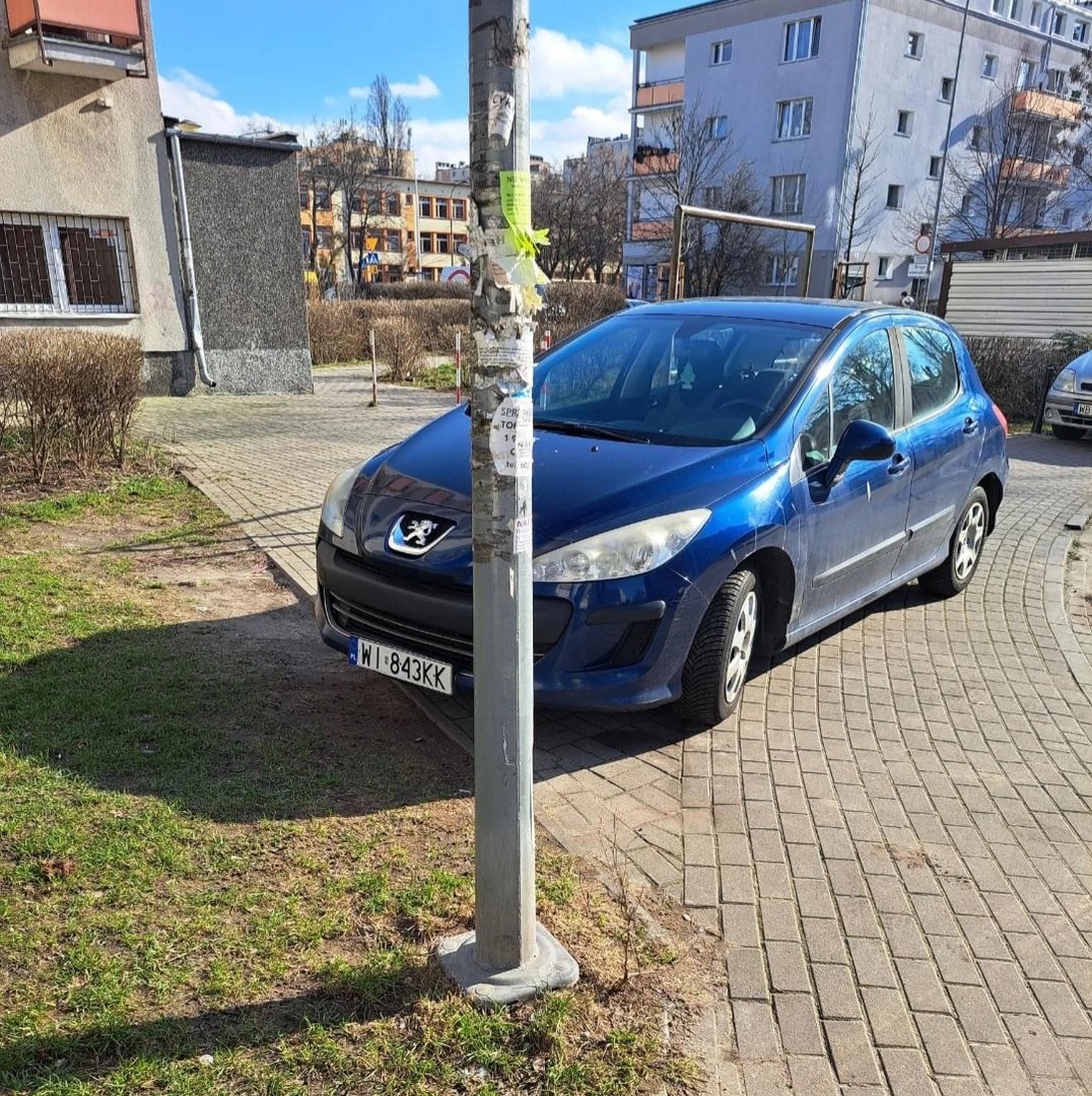 Mógł stanąć 10 metrów dalej na parkingu to zaparkował na chodniku