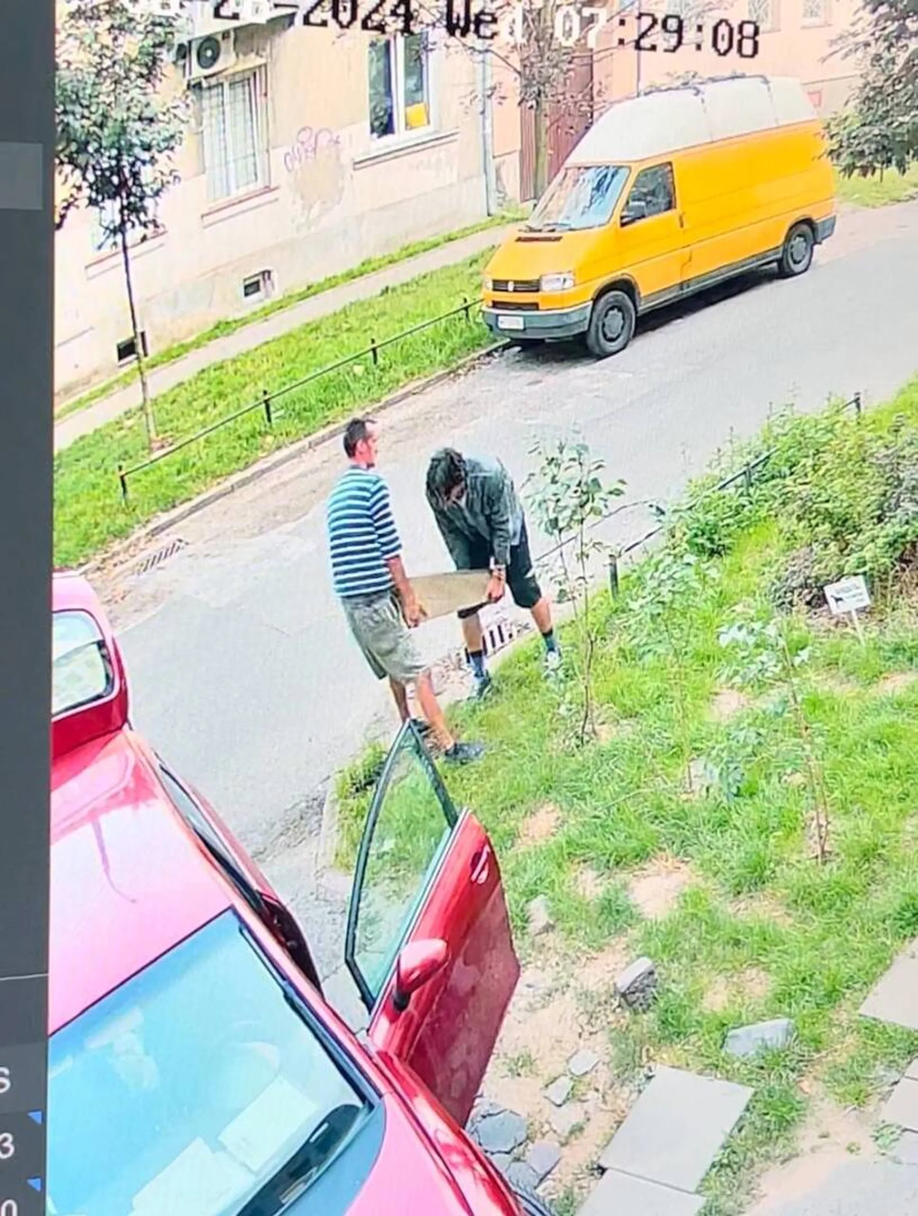 Podjechał do budynku, i zabrał słupek ogrodzeniowy. Mistrz