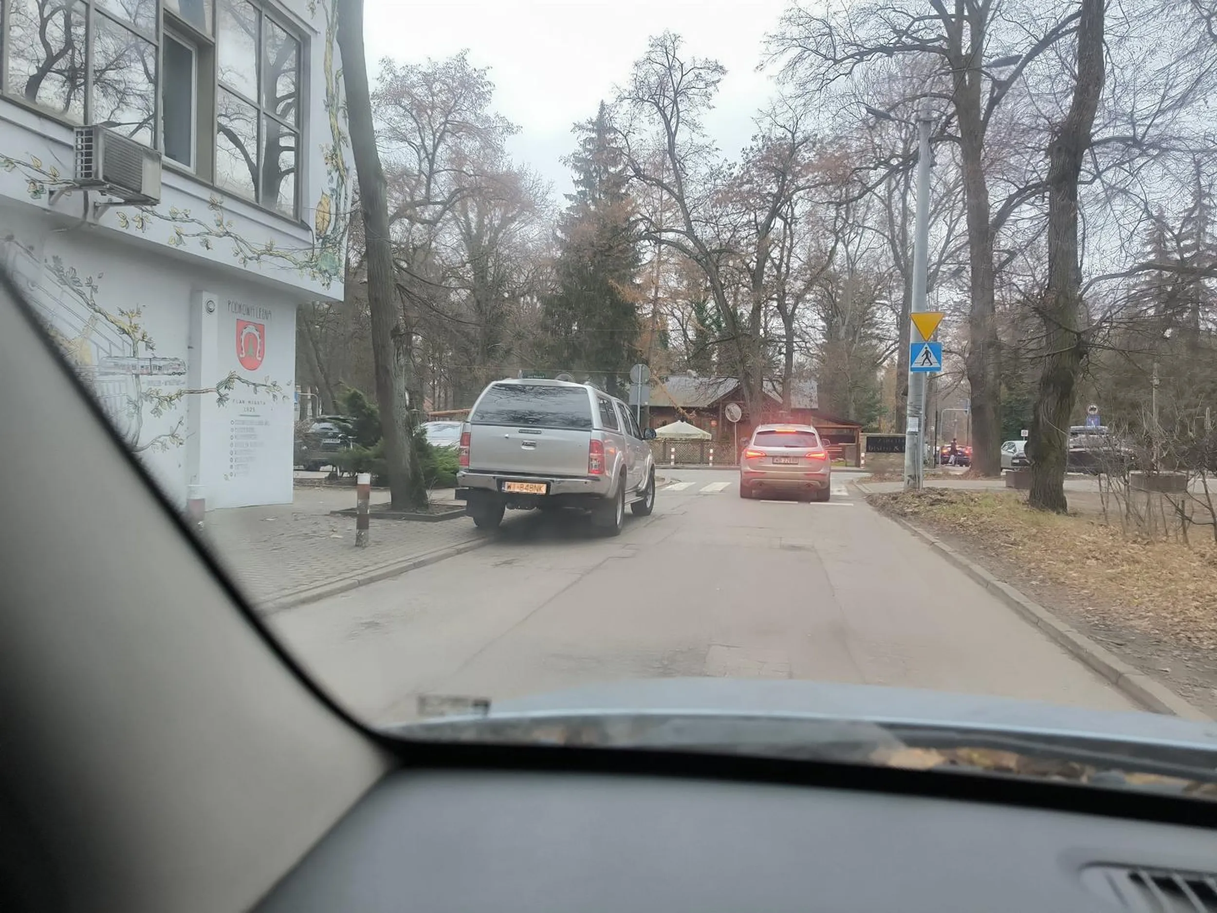 ulice dwukierunkowe sa przereklamowane ! lepiej stanąć tak żeby zablokować cały skręt bo przecież nie można podejść trzech kroków więcej do knajpy.