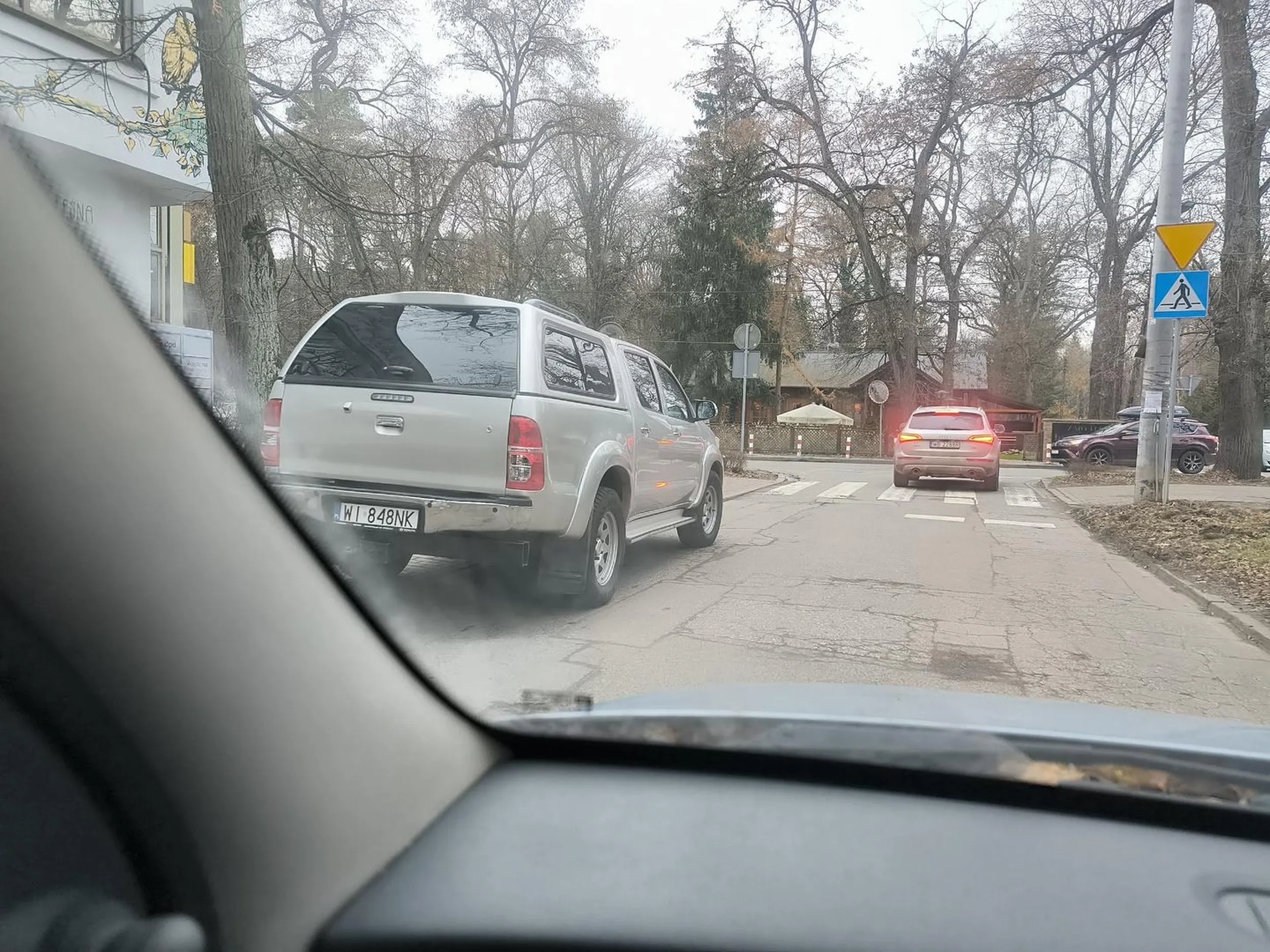 ulice dwukierunkowe sa przereklamowane ! lepiej stanąć tak żeby zablokować cały skręt bo przecież nie można podejść trzech kroków więcej do knajpy.