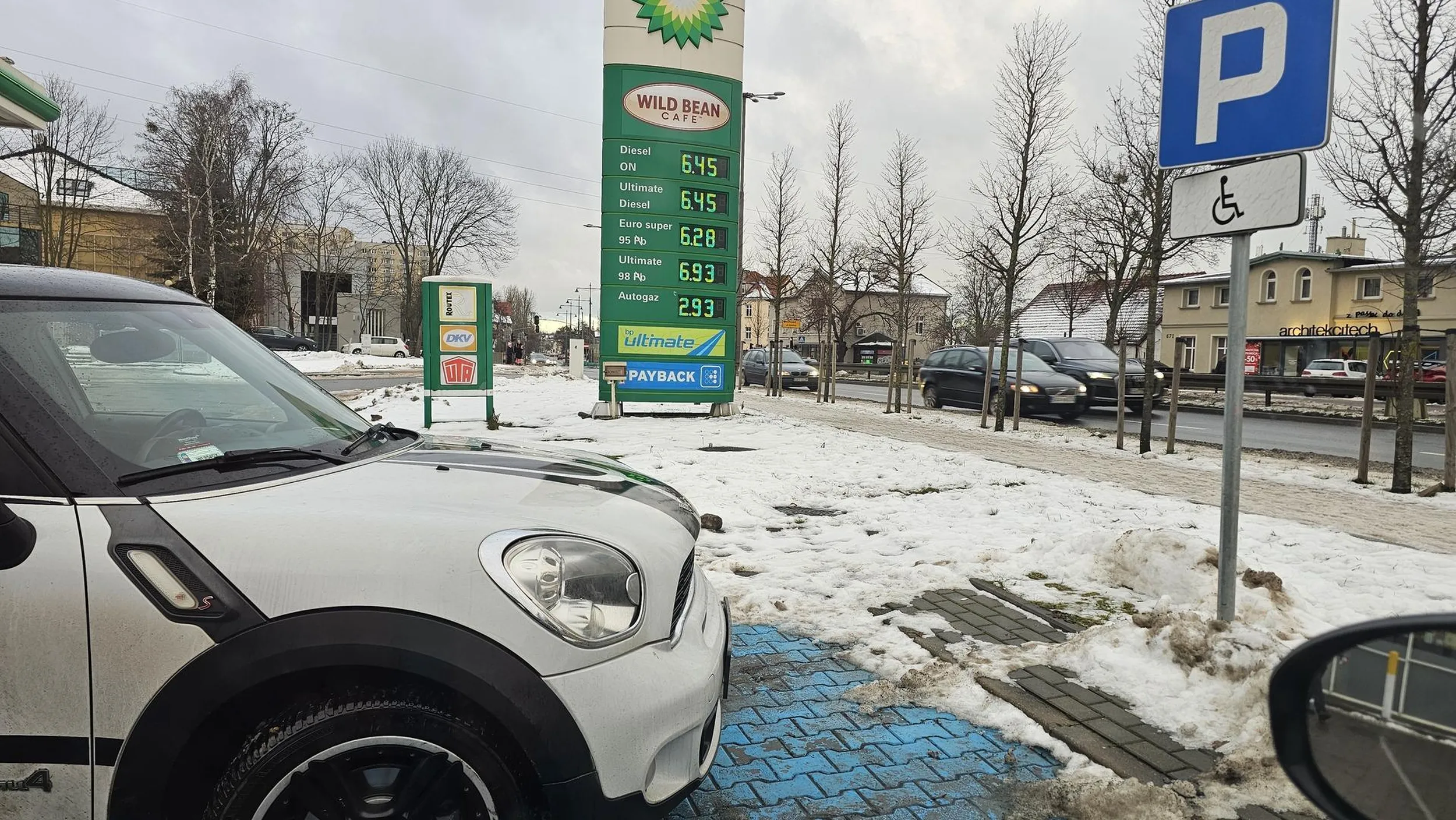 Parkuje na miejscach dla niepełnosprawnych bez plakietki i zezwoleń.