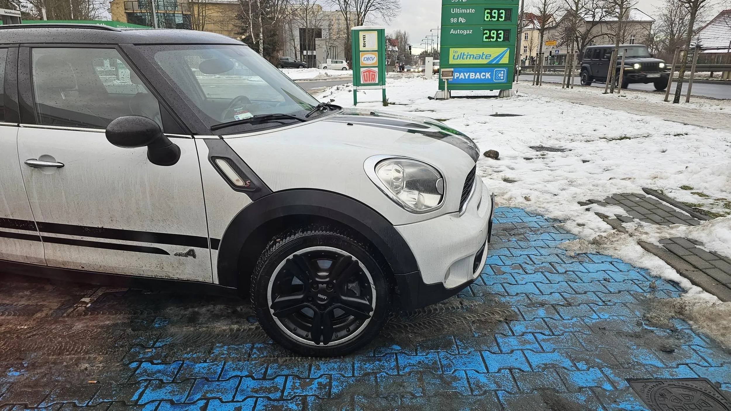 Parkuje na miejscach dla niepełnosprawnych bez plakietki i zezwoleń.