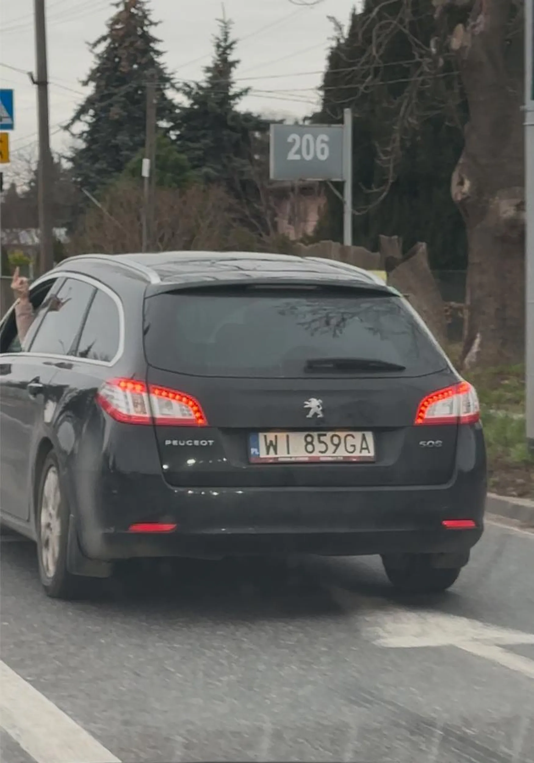 Niezrównoważona psychicznie paniusia, która nie zna zasad jazdy na suwak. Zajechała mi drogę, coś tam krzyczała, na koniec pokazała fucka na pic rel. Ehhh nie polecam.