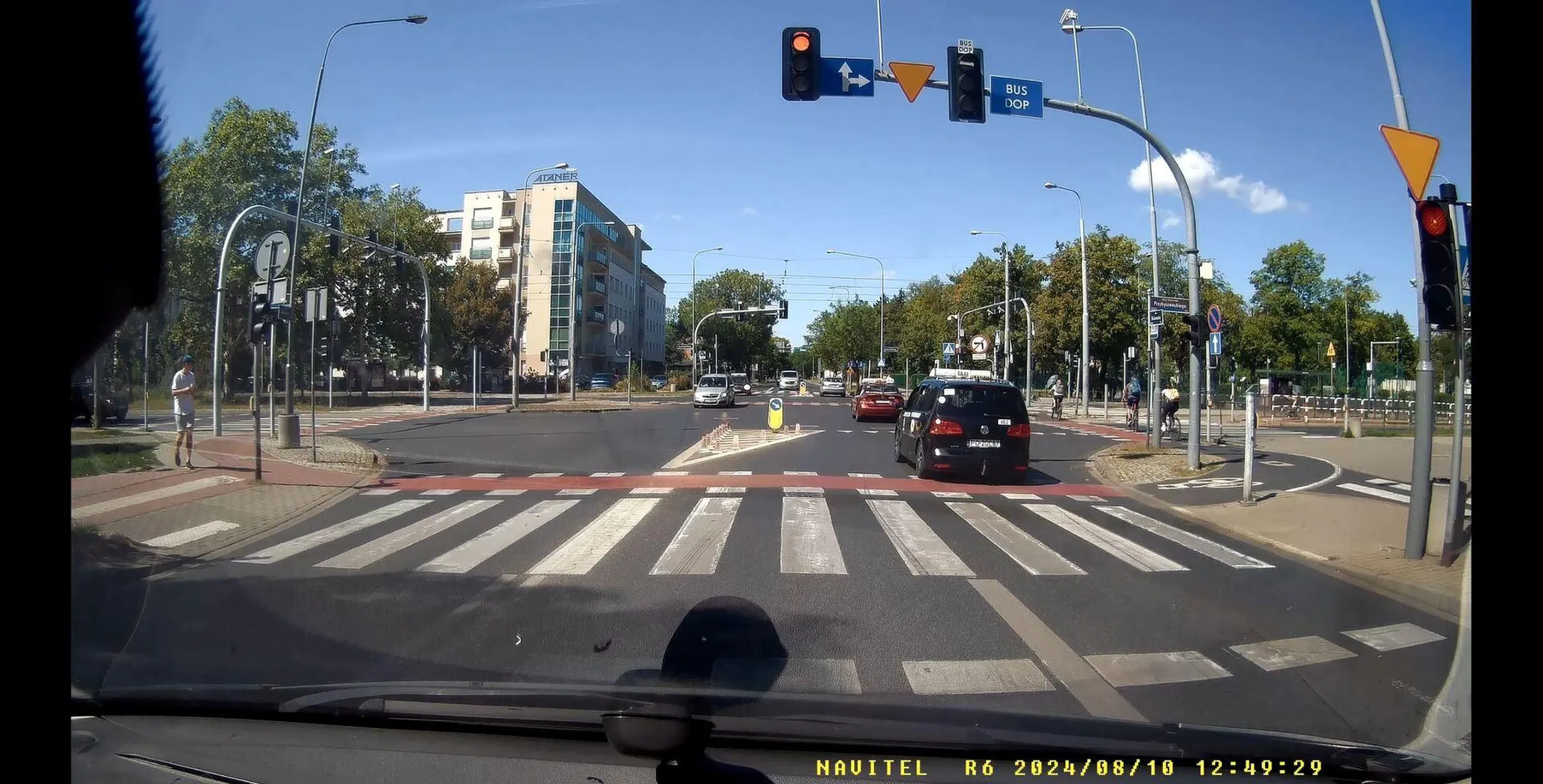 Kierowca srebrnego mercedesa wjeżdża z buspasu na czerwonym świetle na skrzyżowaniu Bukowska/Przybyszewskiego, gdy zwykły pas miał dawno zielone i prawie doprowadza do stłuczki