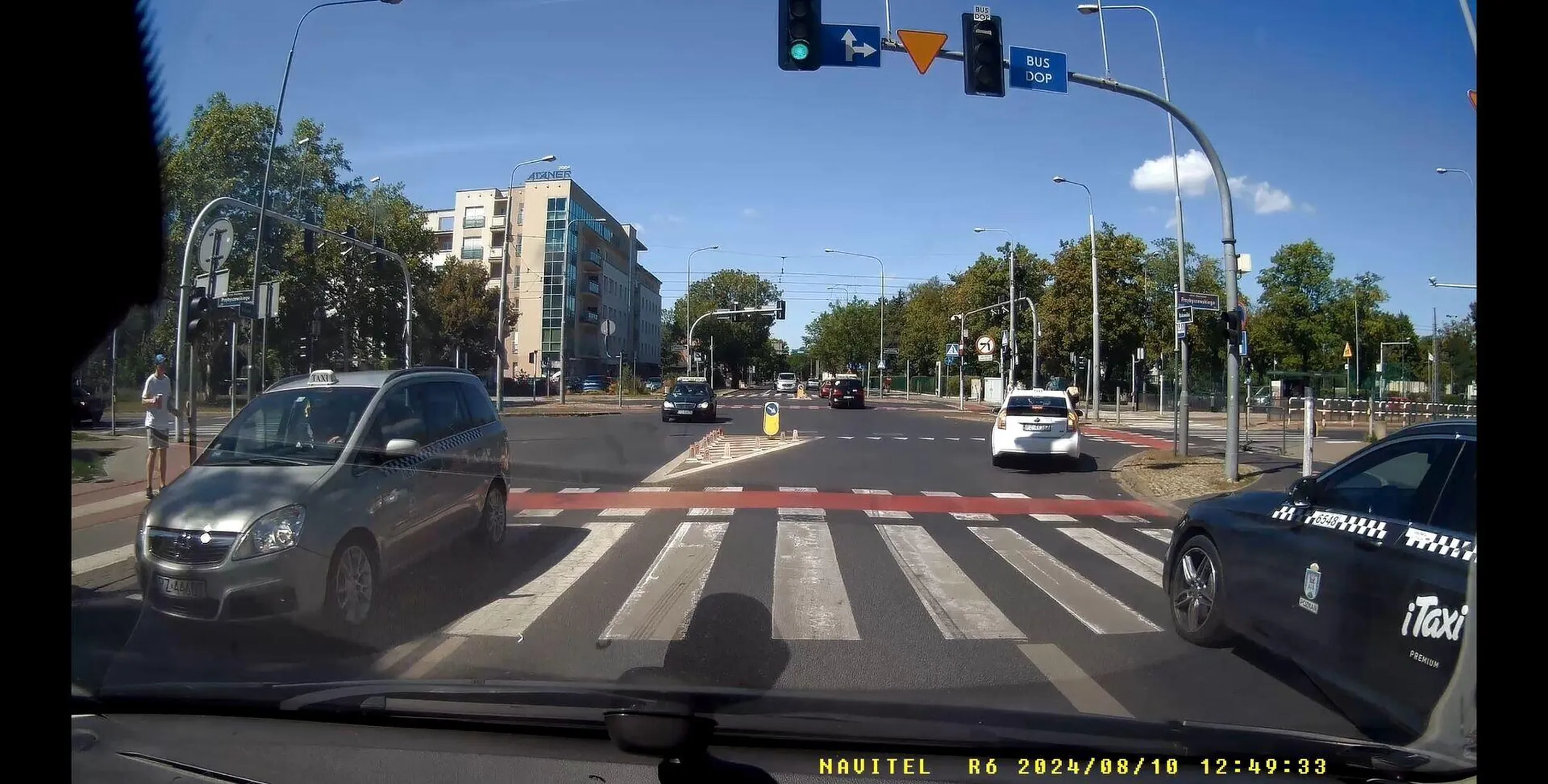 Kierowca srebrnego mercedesa wjeżdża z buspasu na czerwonym świetle na skrzyżowaniu Bukowska/Przybyszewskiego, gdy zwykły pas miał dawno zielone i prawie doprowadza do stłuczki