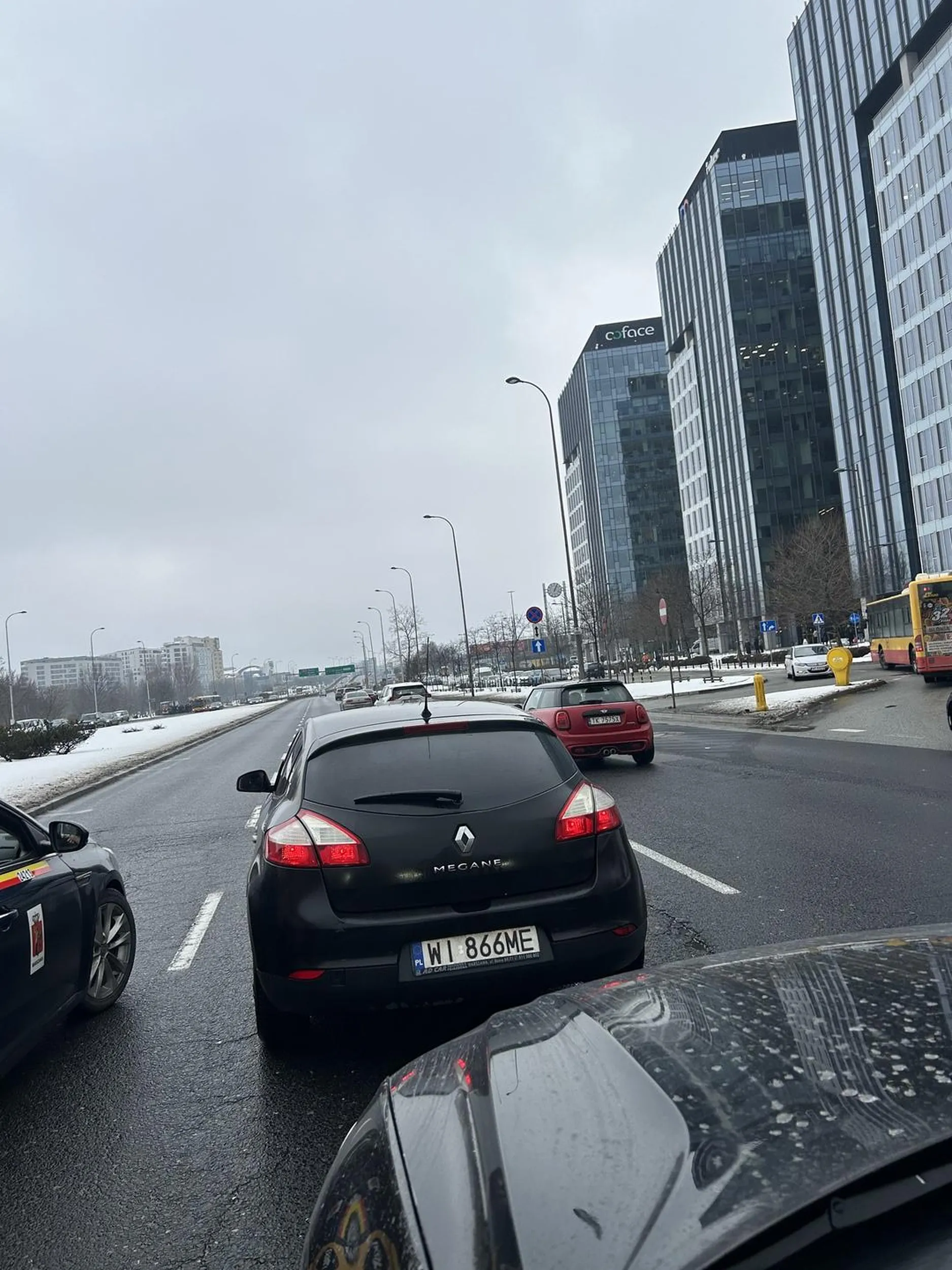 Prostak zablokował dzisiaj Al. Jerozolimskie w Warszawie bo kłócił się z drugim idiotą. I tak Panowie skakali sobie do gardeł, blokując ruch i pobliskie skrzyżowanie, tworząc masę niebezpiecznych sytuacji, kiedy inni kierowcy próbowali ich ominąć. Dramat