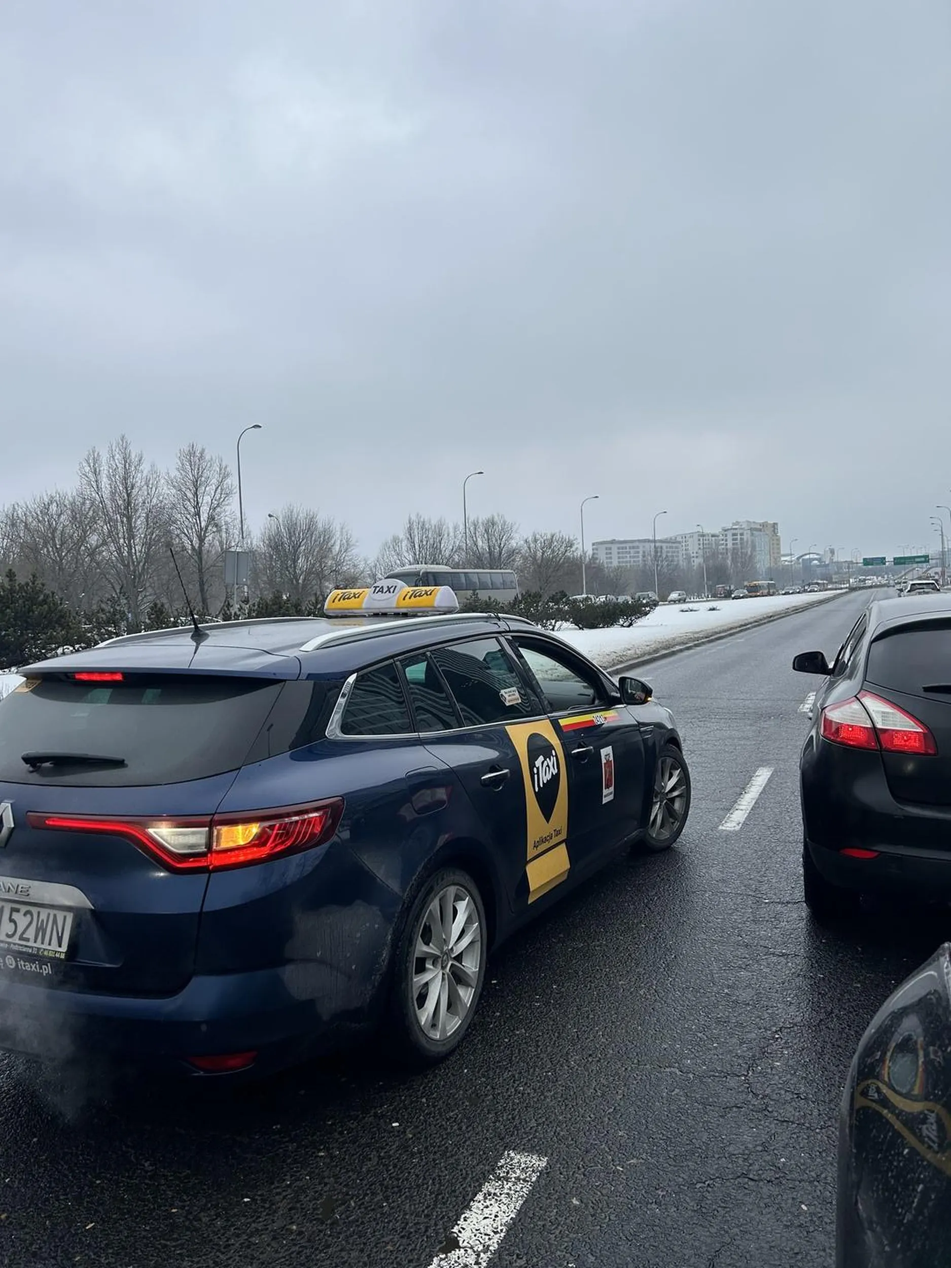Prostak zablokował dzisiaj Al. Jerozolimskie w Warszawie bo kłócił się z drugim idiotą. I tak Panowie skakali sobie do gardeł, blokując ruch i pobliskie skrzyżowanie, tworząc masę niebezpiecznych sytuacji, kiedy inni kierowcy próbowali ich ominąć. Dramat