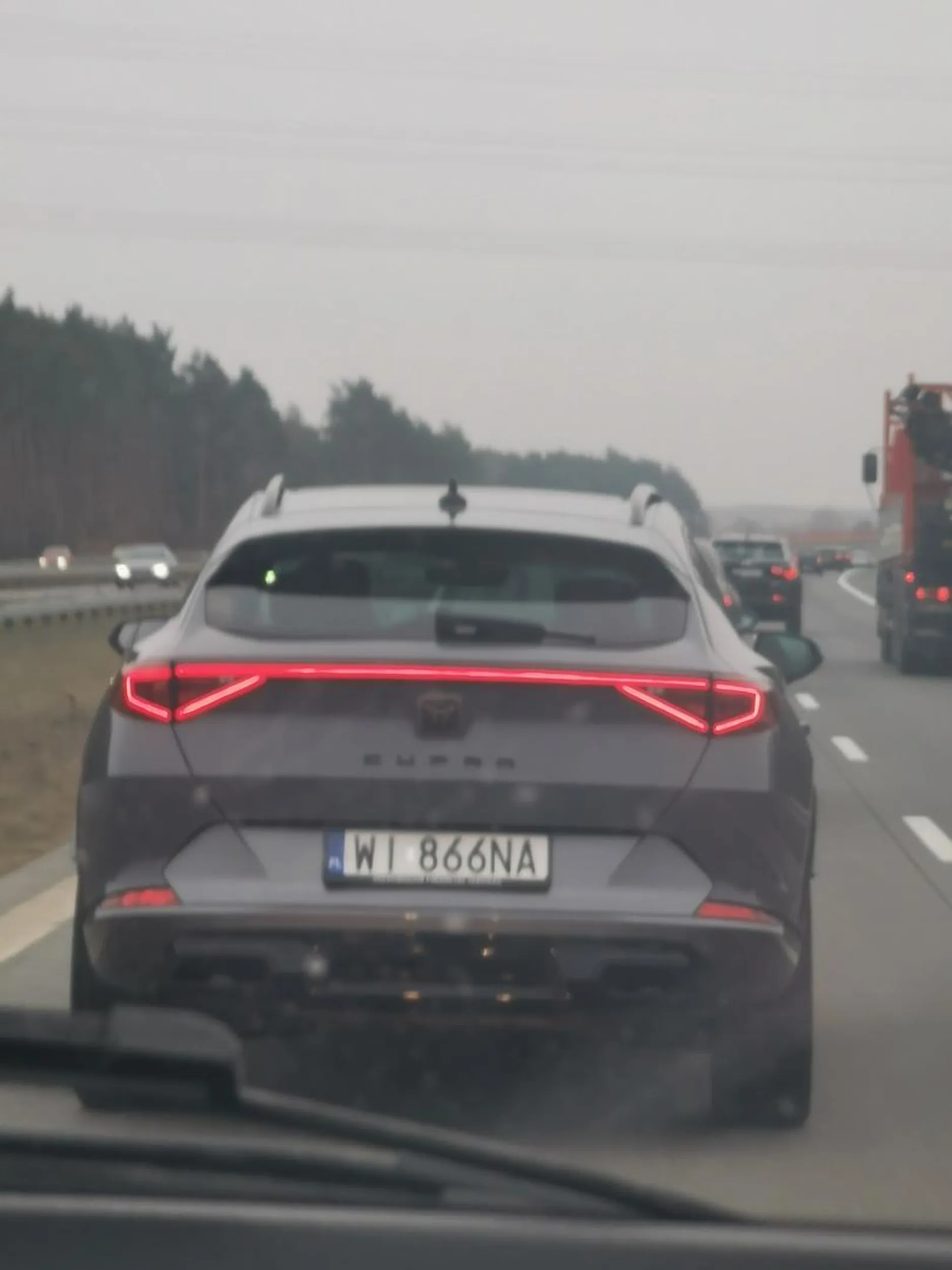 Kierowca wyprzedzał kończącym się lewym pasem z prędkością blisko 160/180km/h. Prawie powtórzył historię z trasy lazienkowskiej w Warszawie, bo w moim aucie podróżowałam ja z mężem i 4 dzieci...