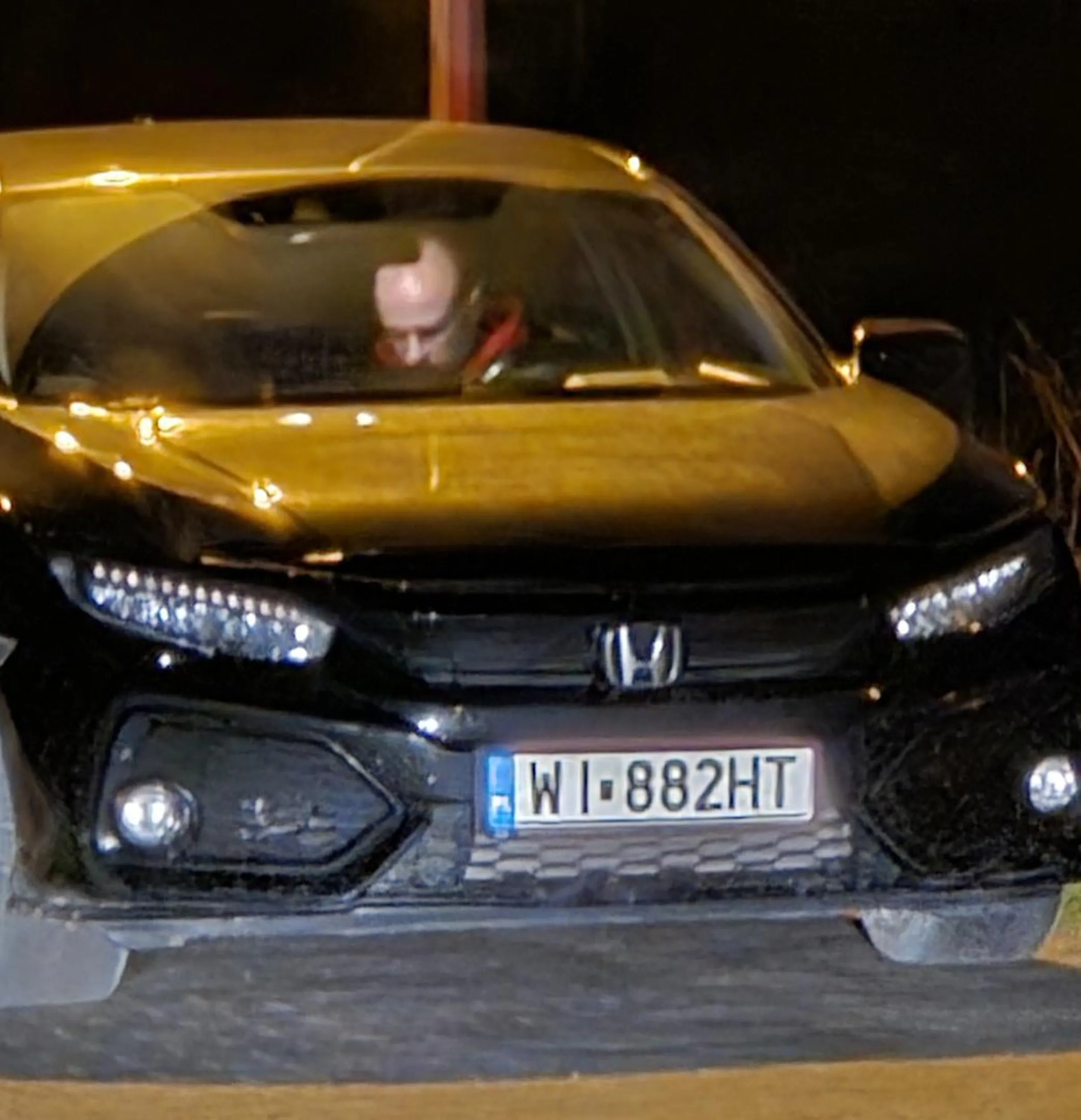 Prawdopodobnie złodzieje. Stoi i obserwuje, jak zauważy ze ktoś się na niego patrzy to odjeżdża.