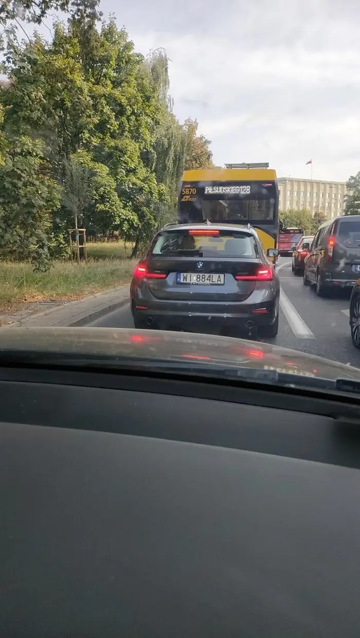 Wymusza pierwszeństwo, jeździ jak pijany