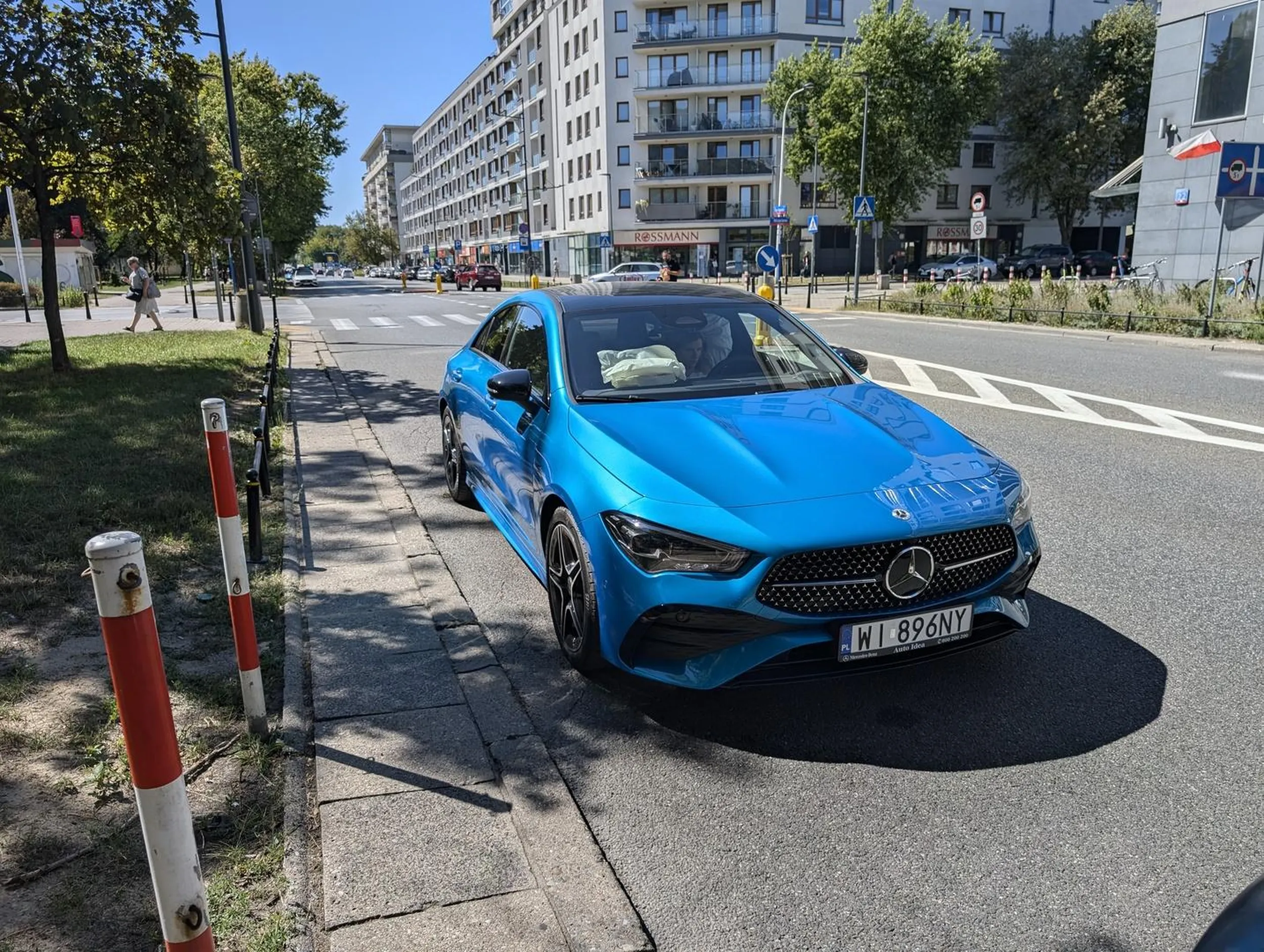 Buc parkuje na zakazie, mimo wolnych miejsc 5 metrów dalej