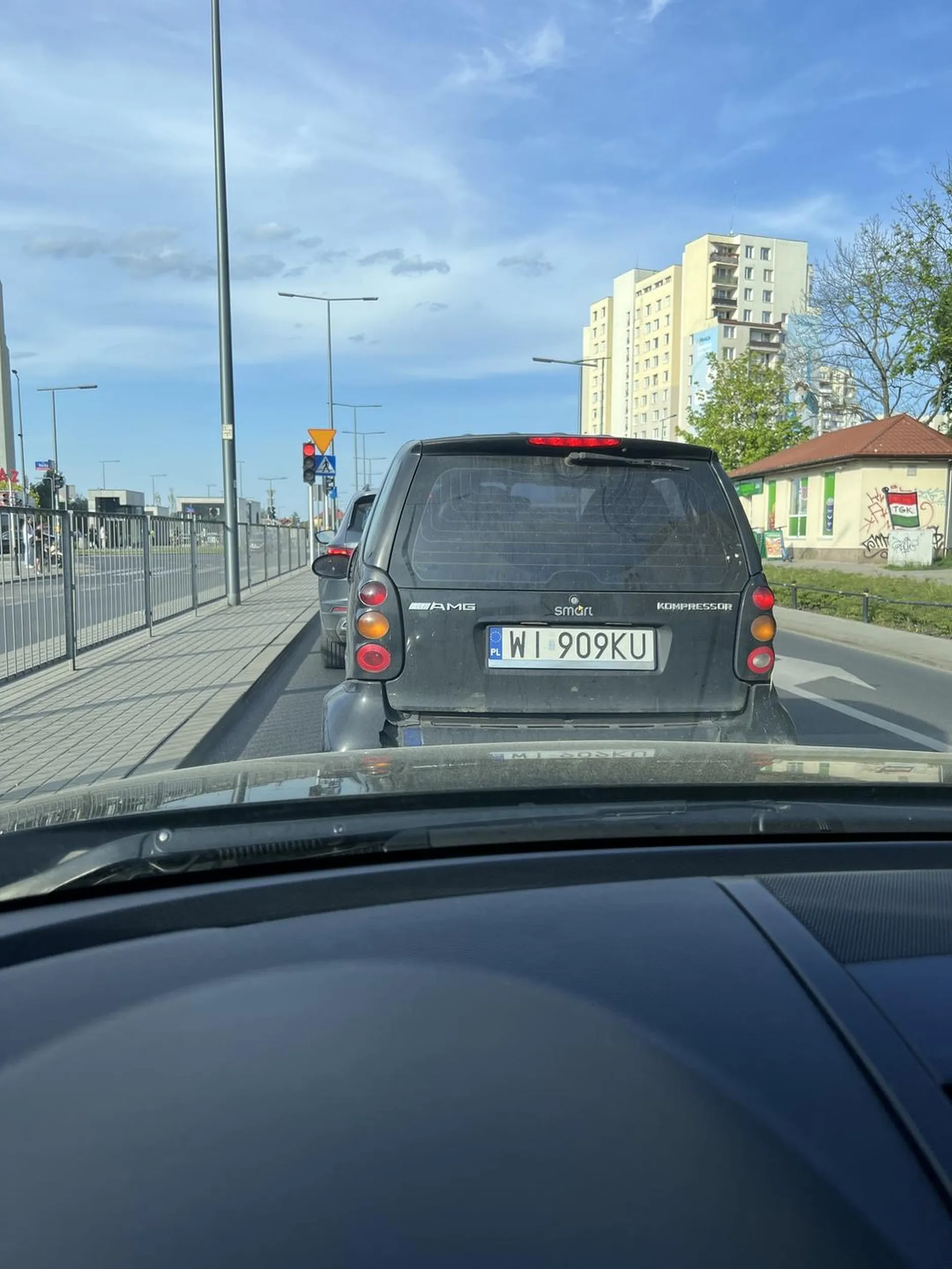 Śmieciarz wyrzuca śmieci jak stoi na czerwonym. Szmatława gnida.