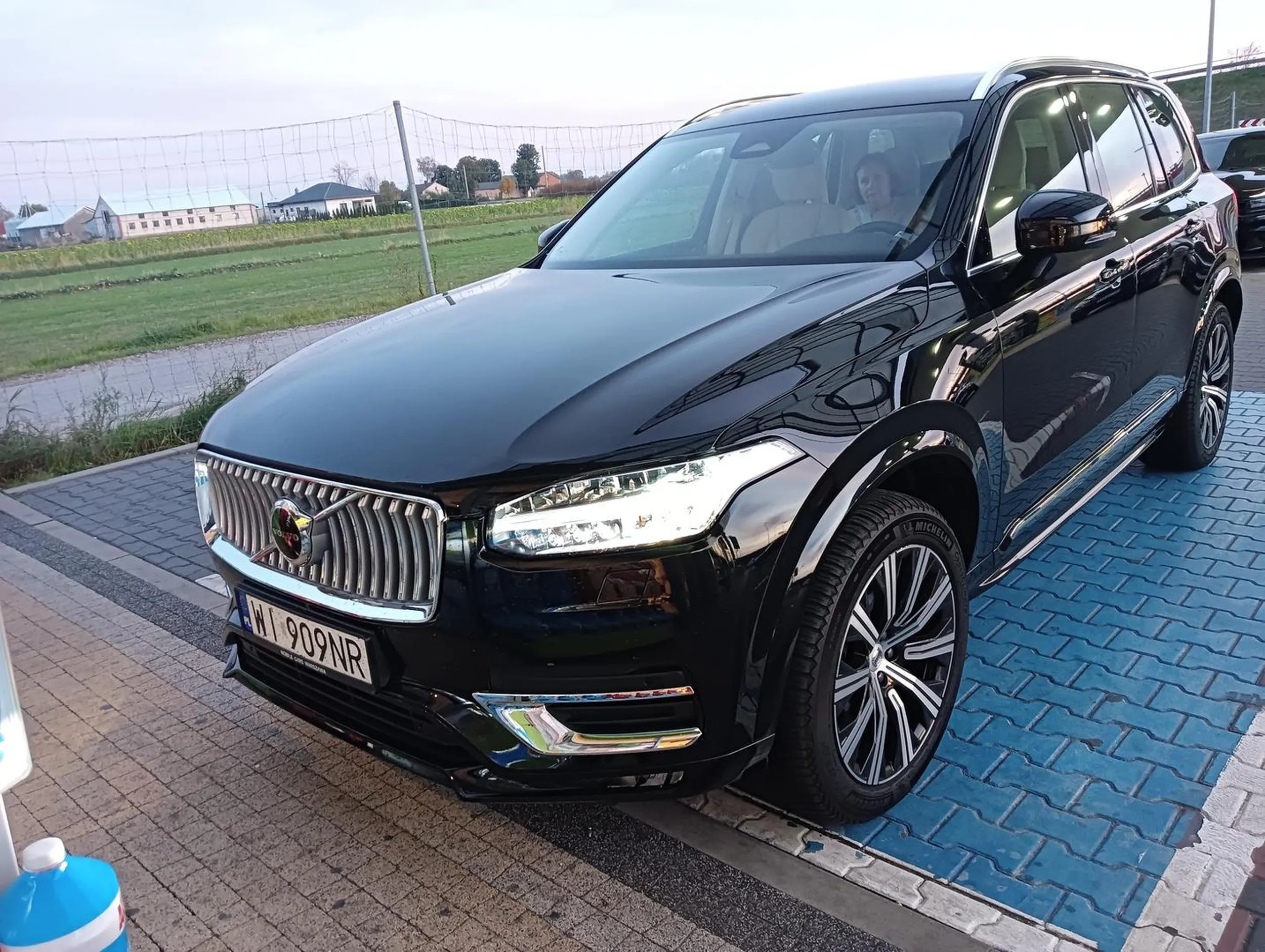 Parkuje nam miejscu dla inwalidów bez uprawnień.