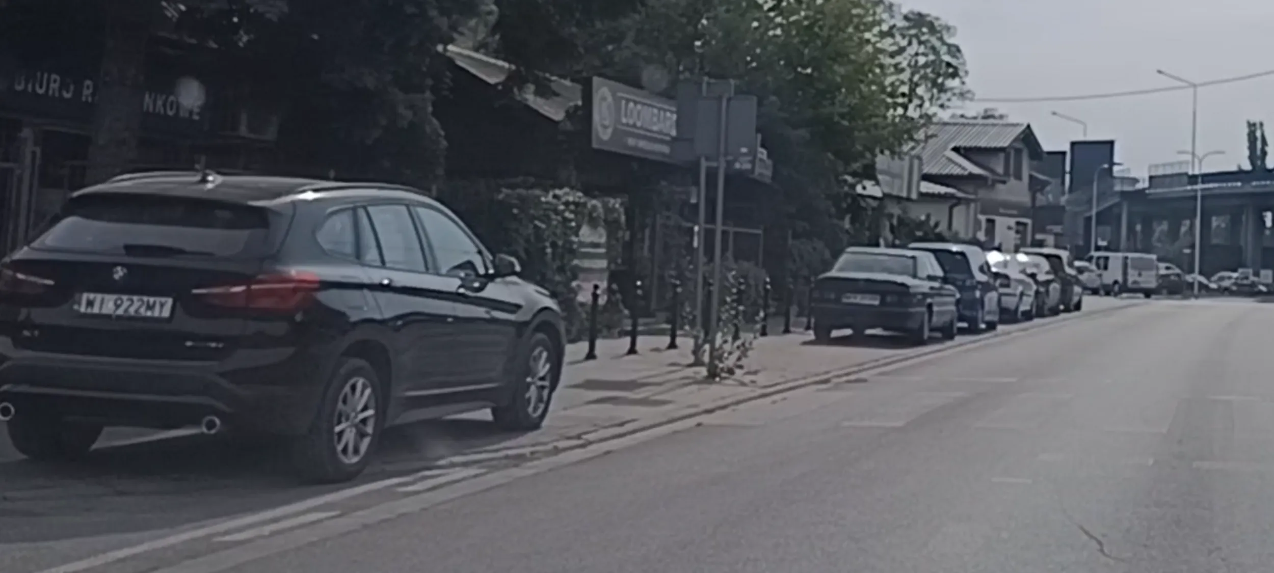 Patologia parkuje na chodniku przy samym przejściu dla pieszych i przy zakręcie skrzyżowania.