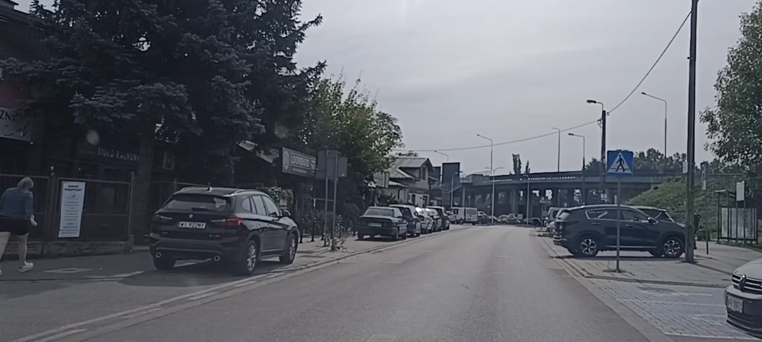 Patologia parkuje na chodniku przy samym przejściu dla pieszych i przy zakręcie skrzyżowania.