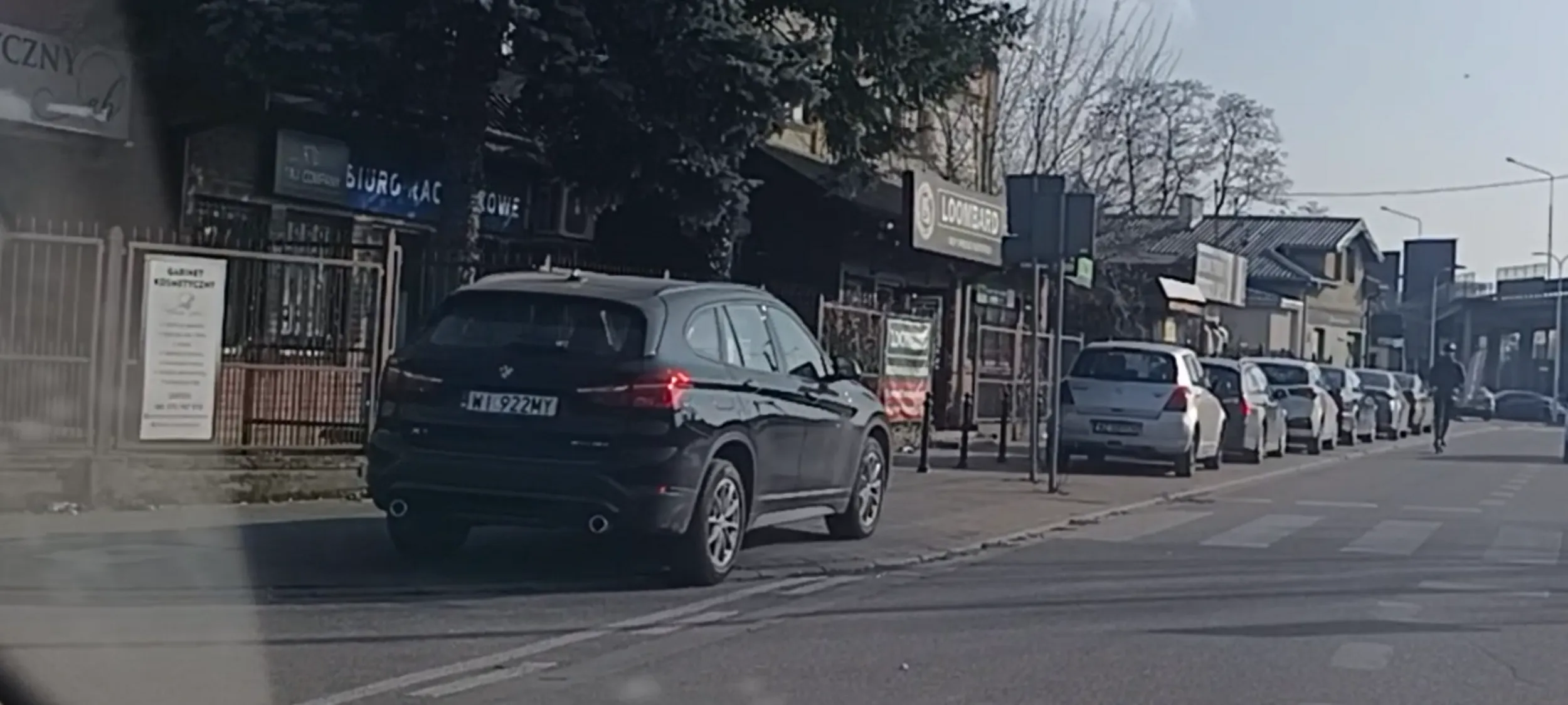 Bandyta z BMW parkuje przy samym przejściu dla pieszych