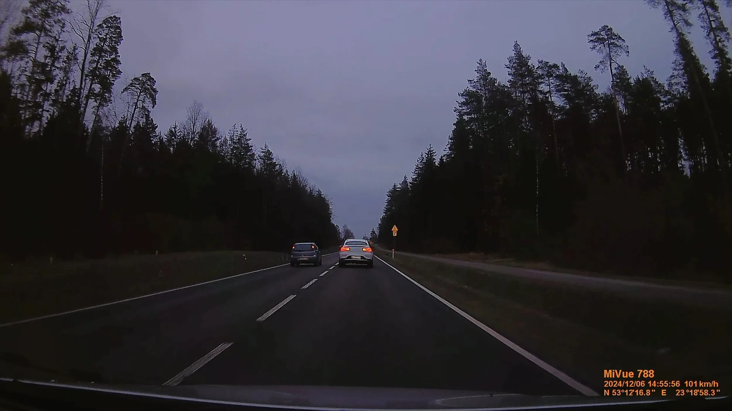 Fajnie Pan/Pani jeździł(a) tym Białym Mercedesem po Białymstoku do momentu minięcia znaku o zakończeniu obszaru zabudowanego. Potem Panu/Pani coś się niestety w głowie lekko pomieszało. Co podejście do wyprzedzania to zaraz trzeba dać w palnik i odjechać. Co zakręt też trzeba zwolnić, tak jakby 90 w najlżejszym łuku to byłaby śmiertelna prędkość (oczywiście dalej nie ma szans żeby chociaż spróbować wyprzedzić). Ale na sam koniec majstersztyk z Oplem który na drugiego wyprzedzał (sam chciałem to zrobić ale no brak zapasu w gazie ; D ). Nie ma odpuszczania, trzeba było przyspieszać żeby zmniejszyć mu szanse na skończenie manewru, a na koniec pożegnać długimi i dalej hamować resztę ruchu. Szerokości, a przede wszystkim trochę kultury i myślenia, zwłaszcza za kółkiem ; ) ~dwóch przystojnych jegomościów ze srebrnej strzały, marki Skoda modelu Fabia (Filmik nie chce niestety się wgrać to dam tylko zdjęcia samochodu)