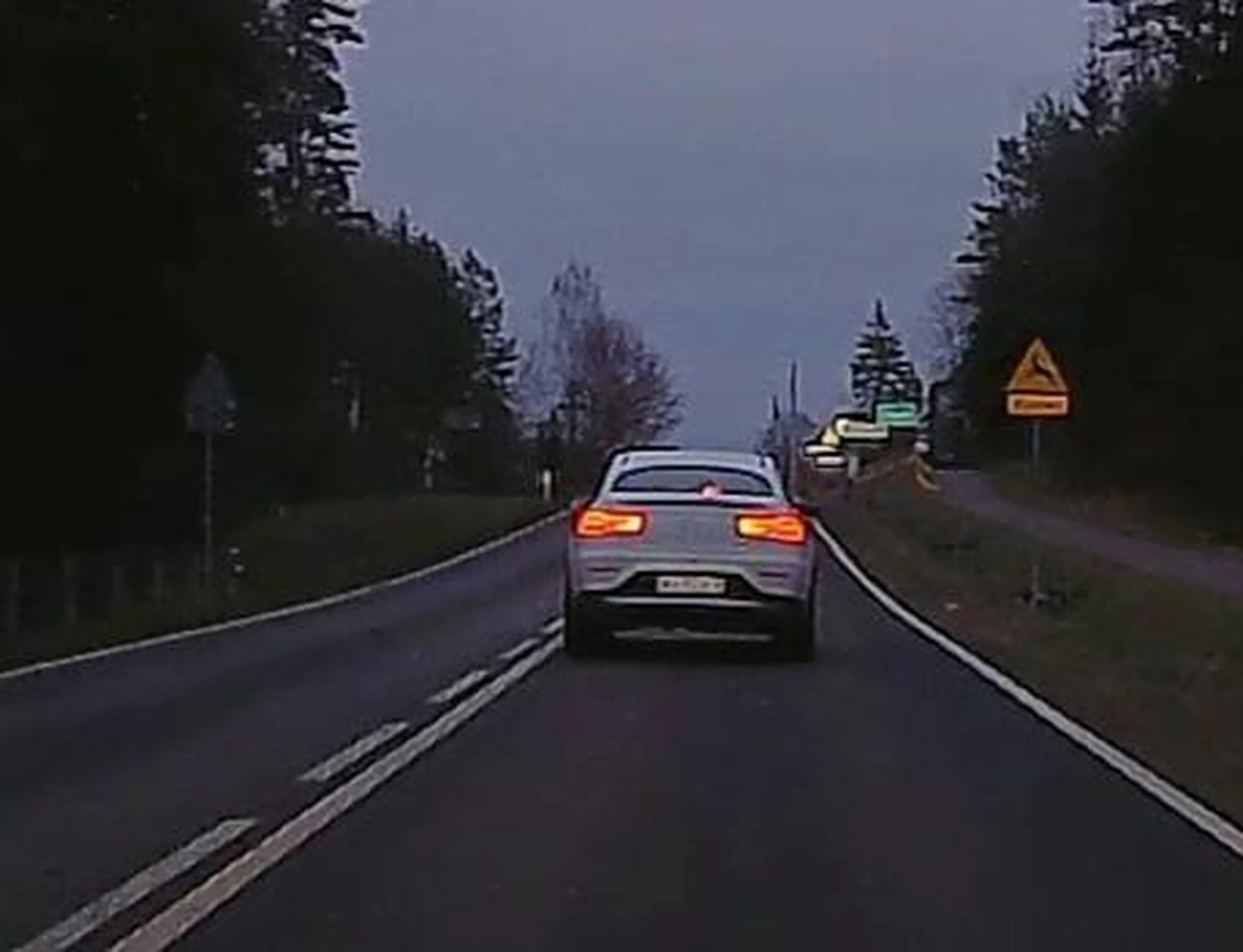 Fajnie Pan/Pani jeździł(a) tym Białym Mercedesem po Białymstoku do momentu minięcia znaku o zakończeniu obszaru zabudowanego. Potem Panu/Pani coś się niestety w głowie lekko pomieszało. Co podejście do wyprzedzania to zaraz trzeba dać w palnik i odjechać. Co zakręt też trzeba zwolnić, tak jakby 90 w najlżejszym łuku to byłaby śmiertelna prędkość (oczywiście dalej nie ma szans żeby chociaż spróbować wyprzedzić). Ale na sam koniec majstersztyk z Oplem który na drugiego wyprzedzał (sam chciałem to zrobić ale no brak zapasu w gazie ; D ). Nie ma odpuszczania, trzeba było przyspieszać żeby zmniejszyć mu szanse na skończenie manewru, a na koniec pożegnać długimi i dalej hamować resztę ruchu. Szerokości, a przede wszystkim trochę kultury i myślenia, zwłaszcza za kółkiem ; ) ~dwóch przystojnych jegomościów ze srebrnej strzały, marki Skoda modelu Fabia (Filmik nie chce niestety się wgrać to dam tylko zdjęcia samochodu)