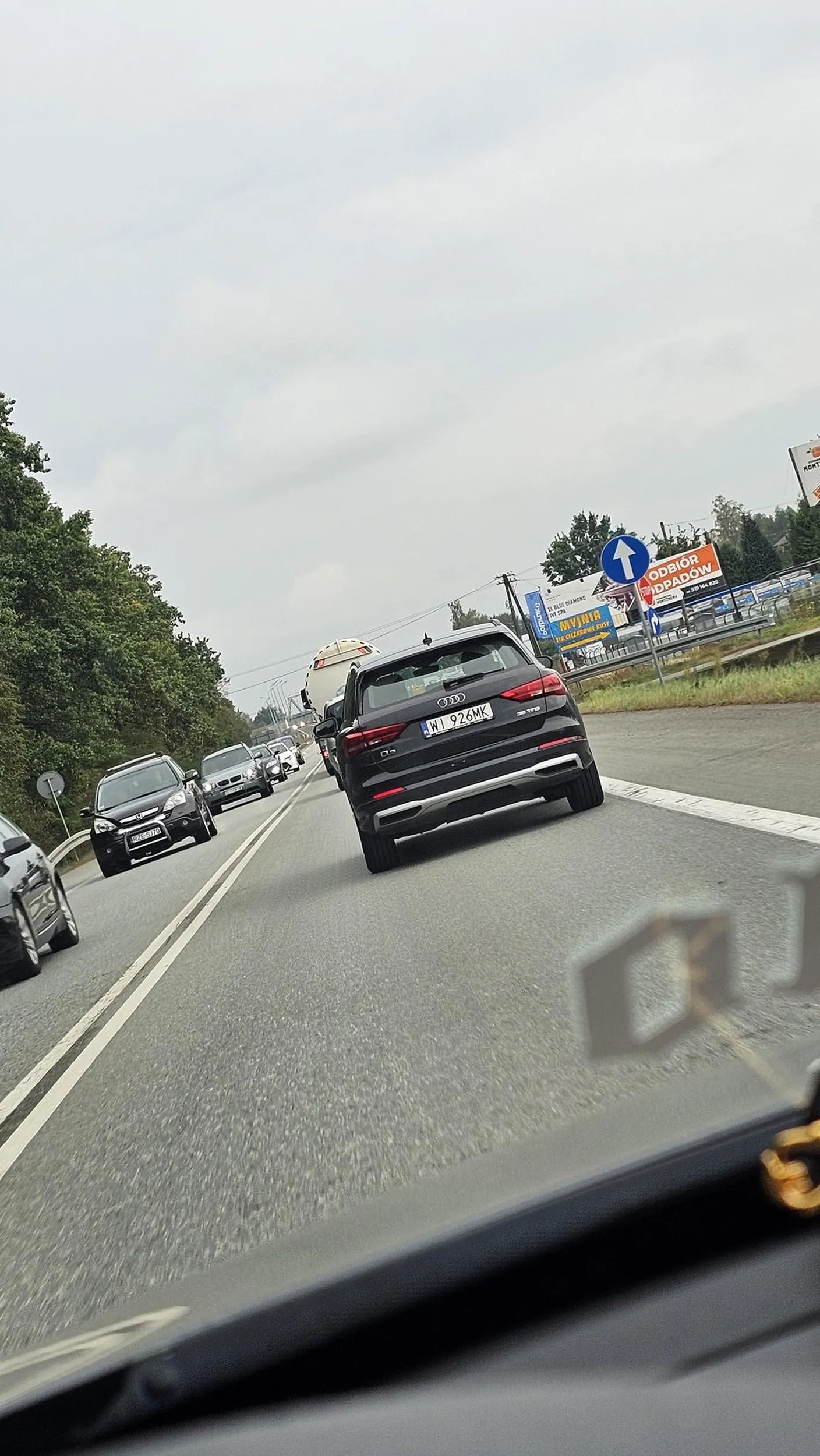 Wymusza pierwszeństwo